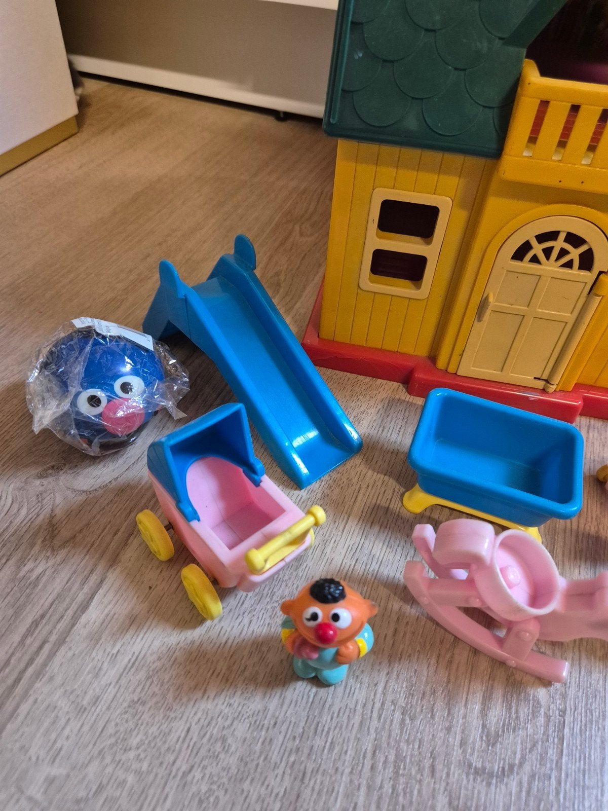 Sesamstraat huis illco met spulletjes en poppetjes, Ophalen of Verzenden, Toebehoren
