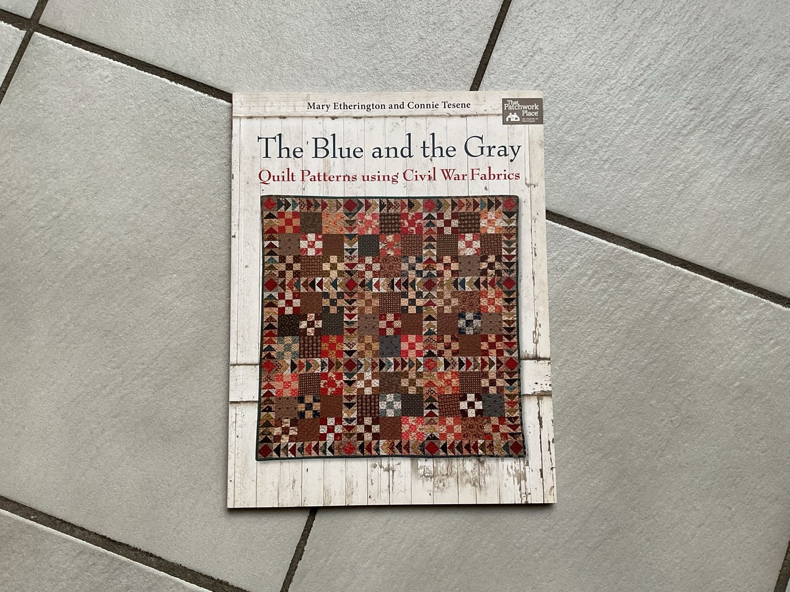 The Blue and the Gray: Quilt Patterns Civil War Fabrics, Boeken, Ophalen of Verzenden, Zo goed als nieuw, Borduren en Naaien
