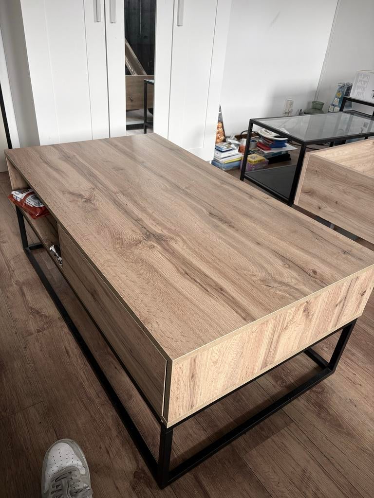 Houten salontafel met ijzeren poten en opbergvakken, Ophalen, 100 tot 150 cm, 50 tot 100 cm, Zo goed als nieuw
