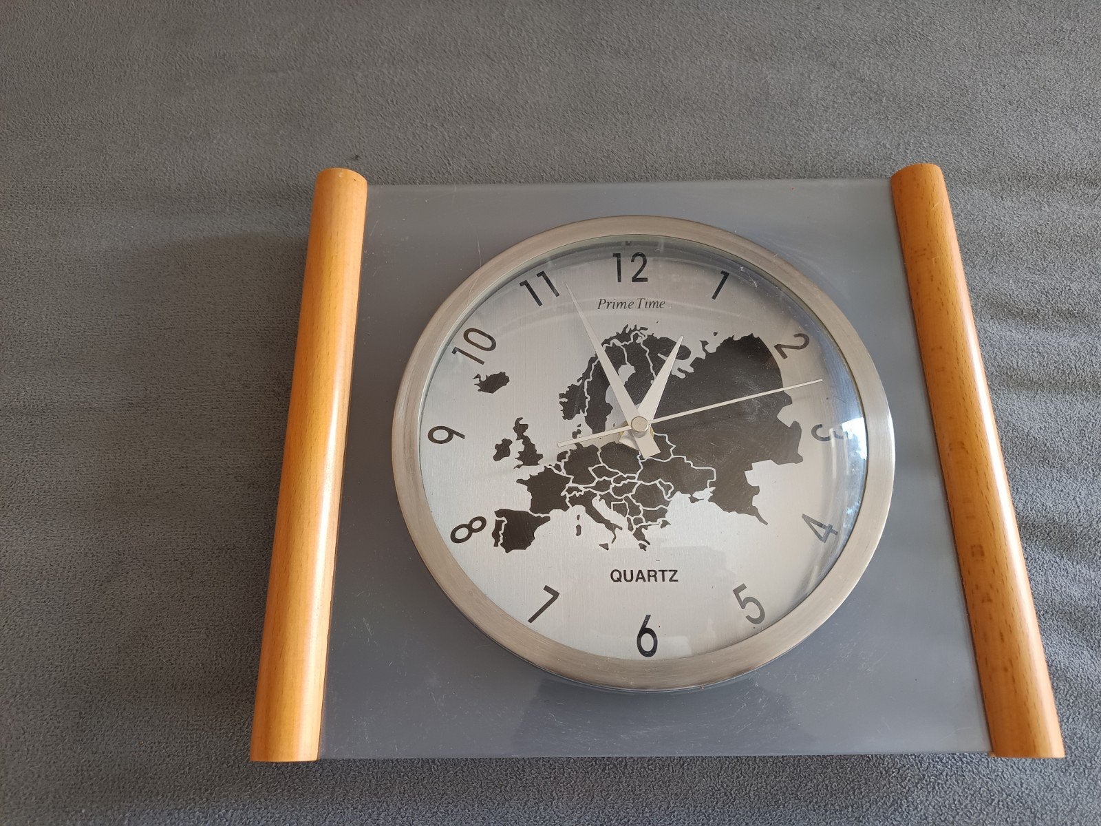 Wand met wereldkaart design - Prime Time Quartz, Ophalen of Verzenden, Zo goed als nieuw, Wandklok