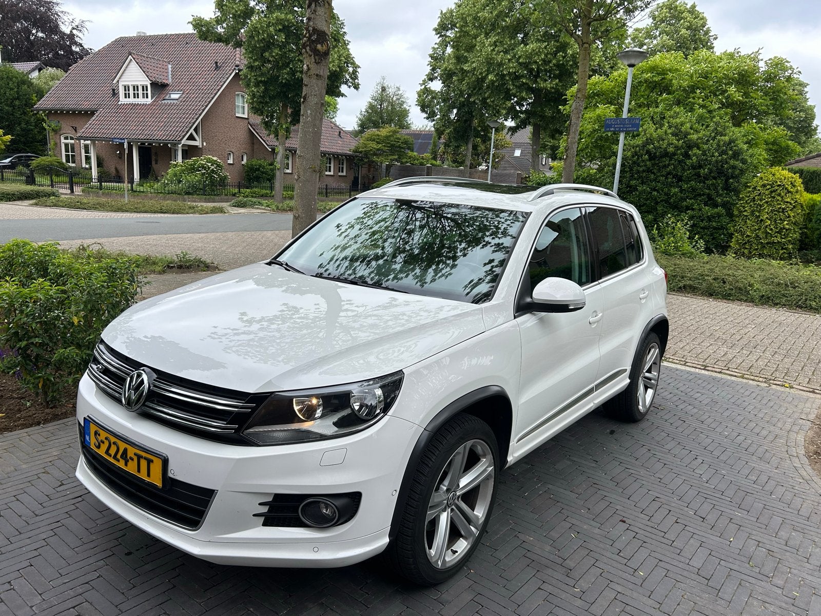 Volkswagen Tiguan 1.4 TSI 160pk R-line Pano Trekhaak Navi, Voorwielaandrijving, 15 km/l, 1800 kg, Zwart