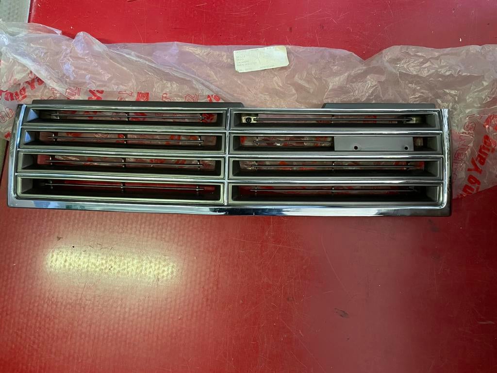 Nieuwe oldtimer grill Mazda 929, Ophalen of Verzenden, Nieuw, Mazda, Bumper
