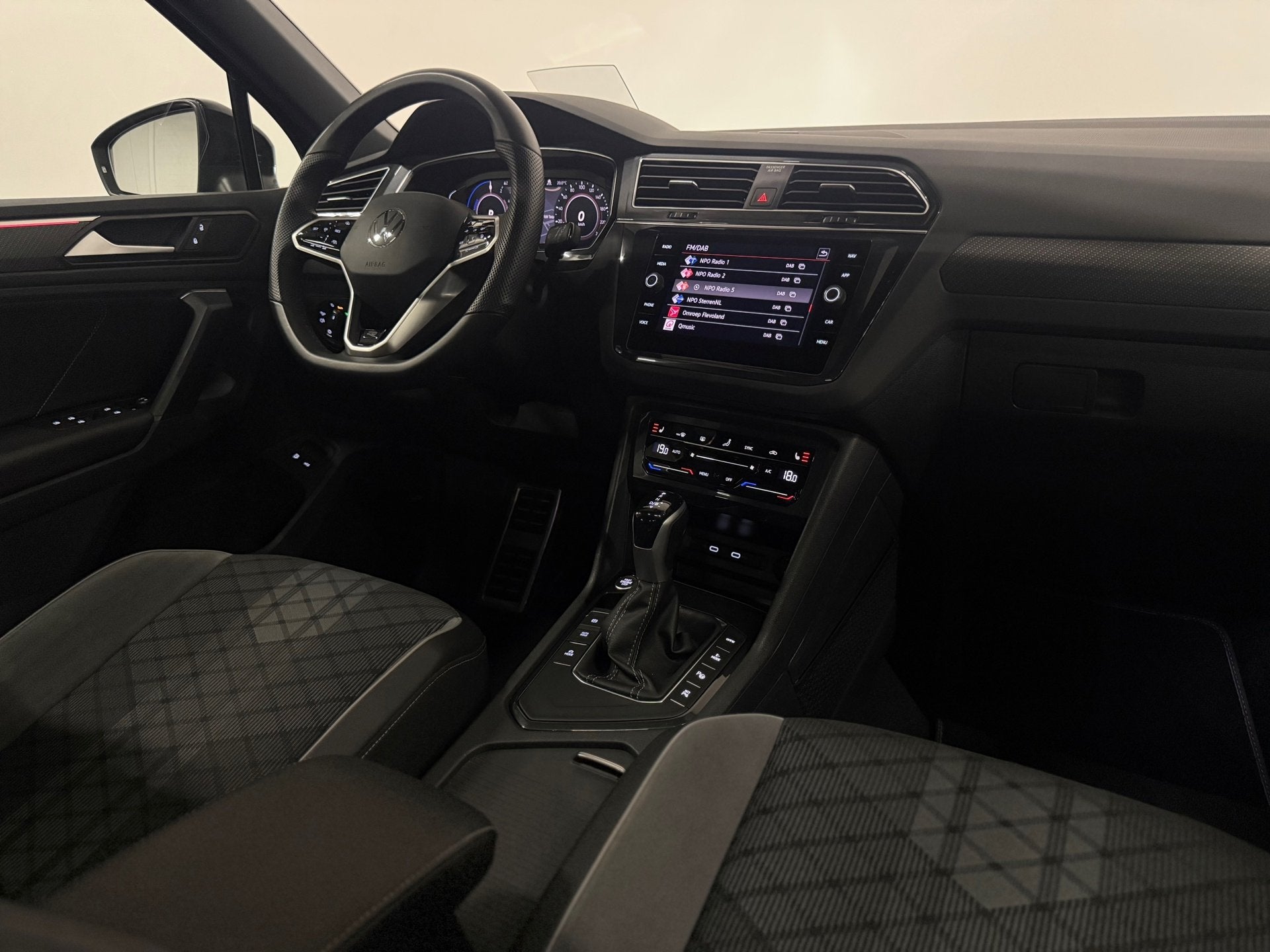 Volkswagen TIGUAN 1.4 TSI eHybrid 3 x R-Line Pano 360 Keyles, Dealer onderhouden, Stof, Met garantie (alle), Zwart