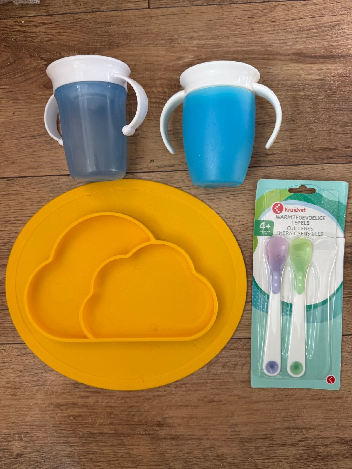 Baby eetset: 2 antilekbekers, siliconen placemat, lepels, Ophalen of Verzenden, Gebruikt