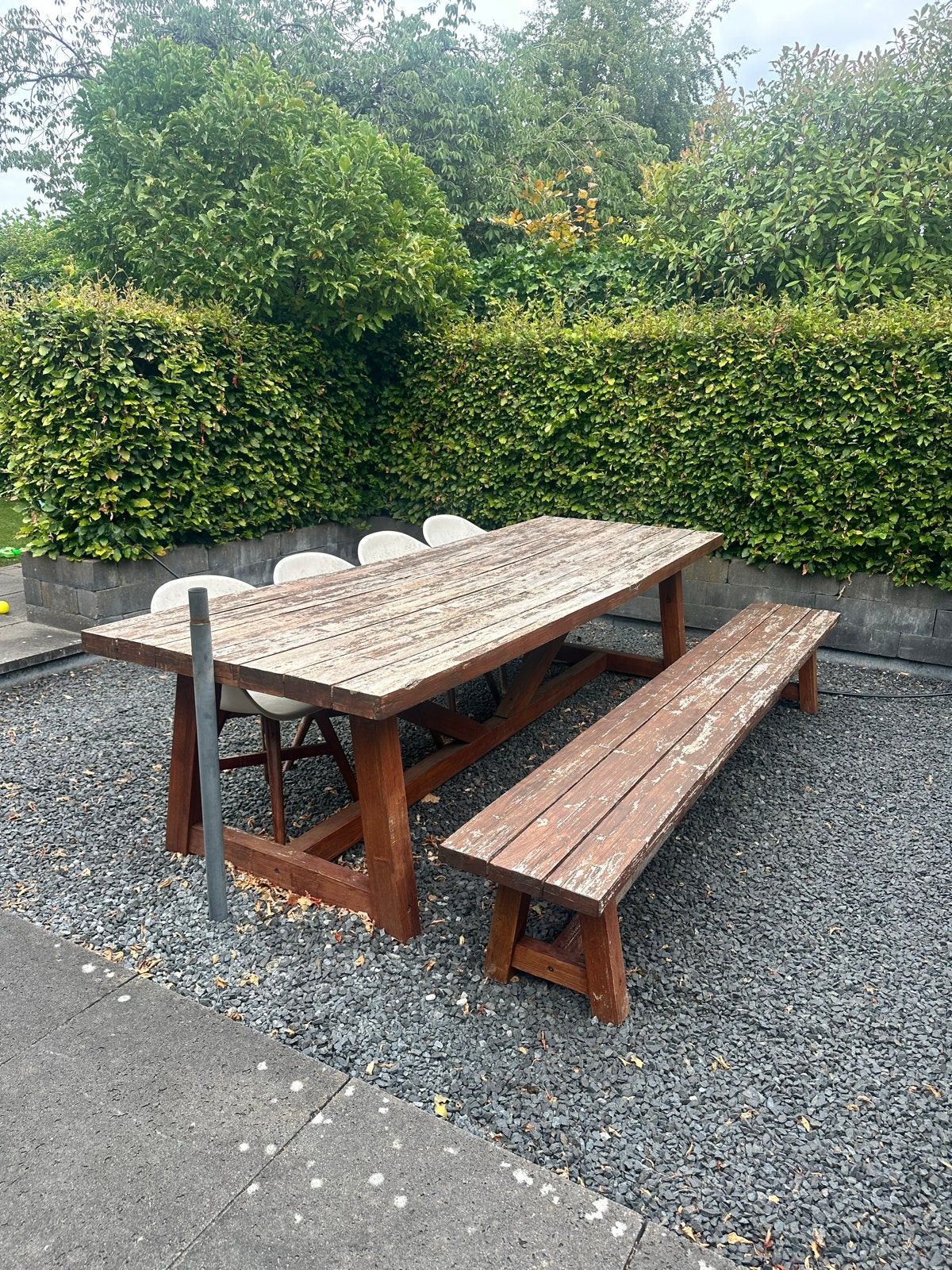 Robuuste houten tuintafel met 4 stoelen en bankje, Ophalen, Gebruikt, Rechthoekig, Hout