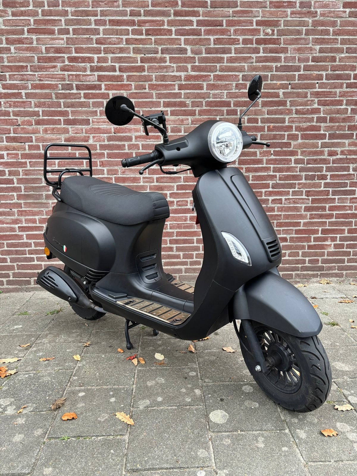 Senzo RivaLux – 2024 – KM6554 – Geel kenteken, Ophalen, Gebruikt, Maximaal 45 km/u, Benzine