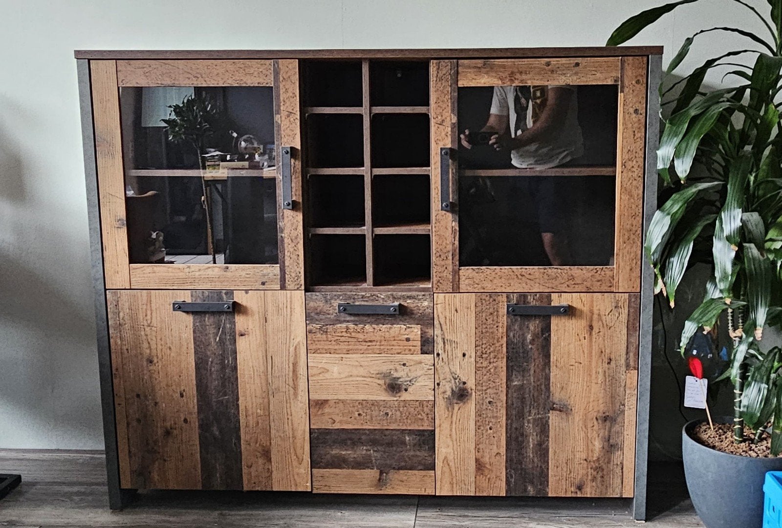 Robuuste houten kast met glazen deuren en wijnrek, Ophalen, 150 tot 200 cm, 25 tot 50 cm, Glas