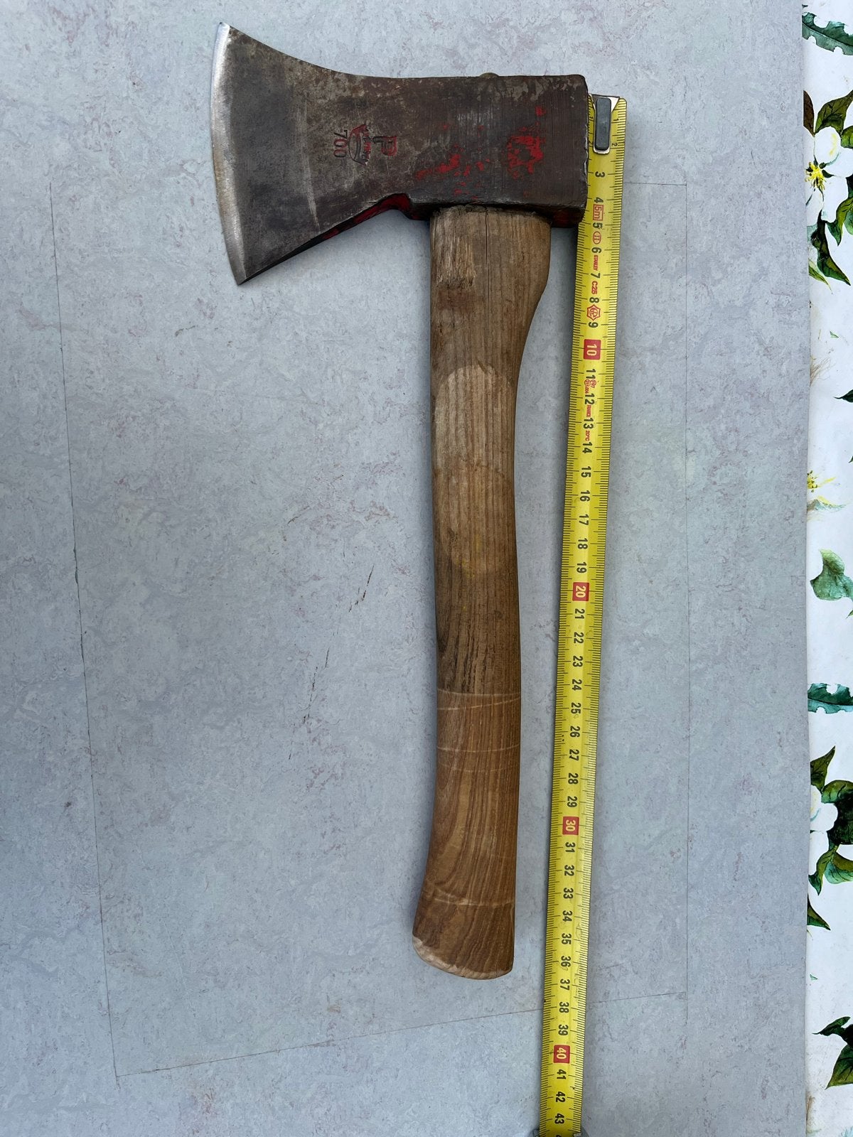 Gebruikte bijl gestempeld 700  met houten steel, Ophalen of Verzenden, Gebruikt, Overige typen, Overige merken