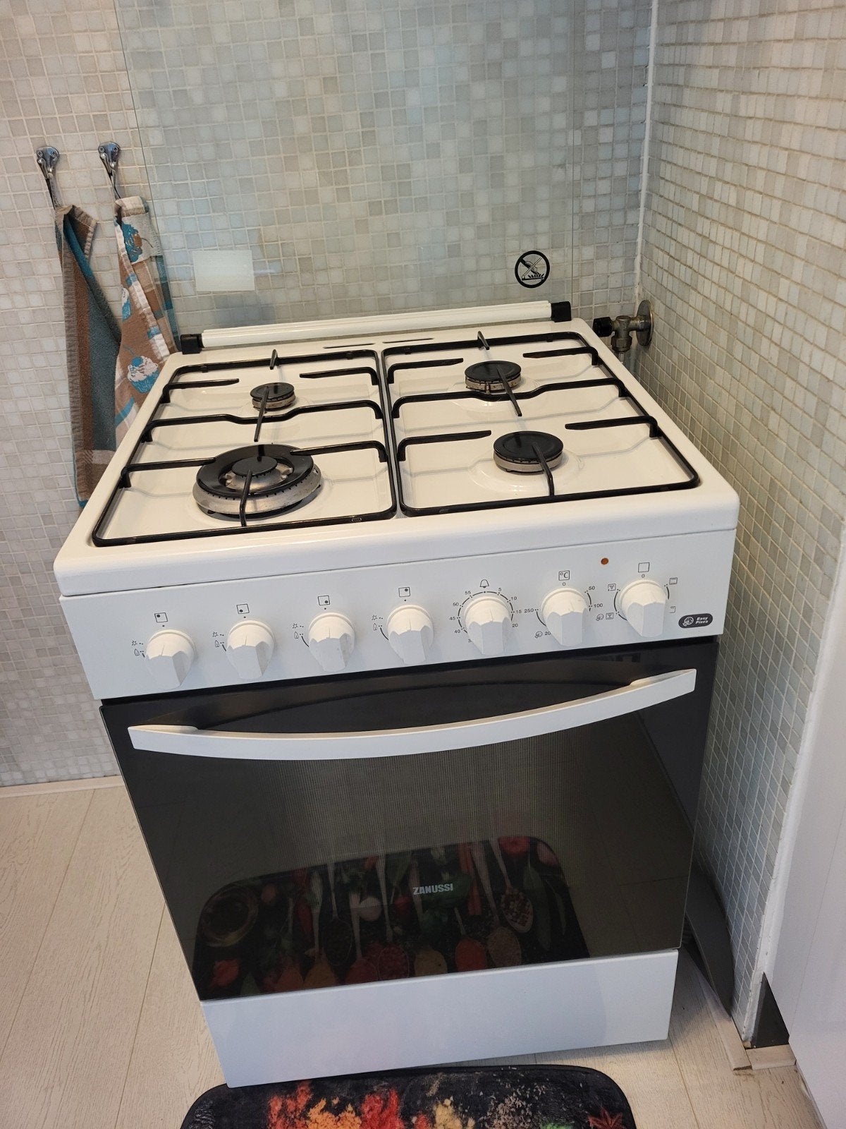 Zanussie gaskookplat met electrische oven 4 jaar oudn, Zo goed als nieuw, Gas, Vrijstaand, 4 kookzones