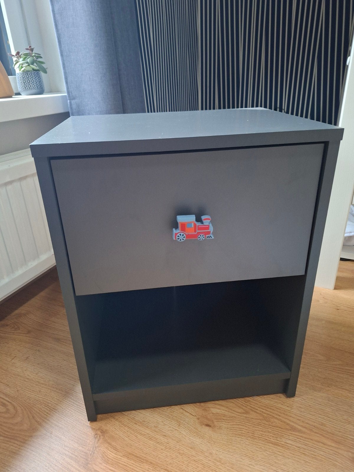 Grijs nachtkastje, Huis en Inrichting, Slaapkamer | Nachtkastjes, Ophalen, Minder dan 45 cm, Zo goed als nieuw, Minder dan 55 cm