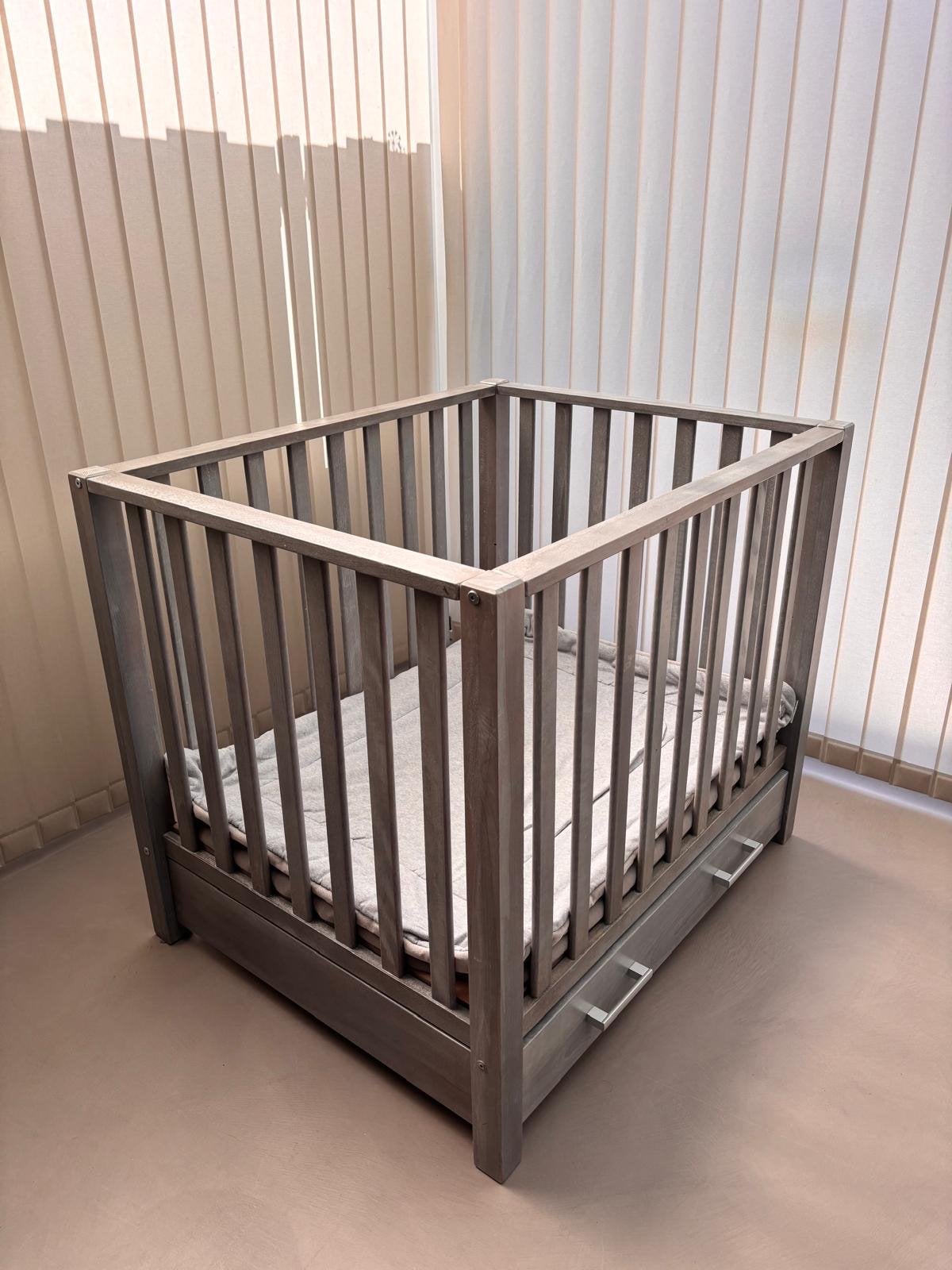 Baby box grijs met lade voor opslag, matras en boxkleed, Ophalen, Zo goed als nieuw, Overige typen
