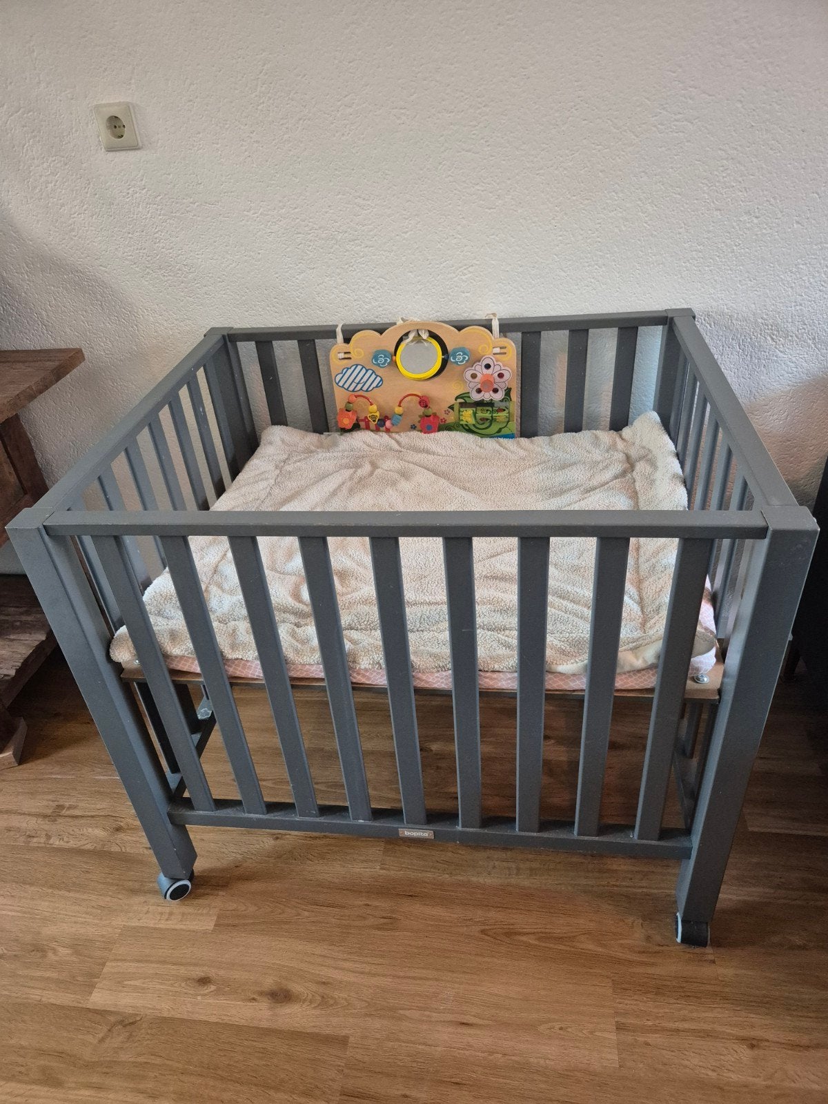 Grijze Bopita box met boxkleed en boxmatras, Ophalen, Gebruikt, Rechthoekig, Wieltjes