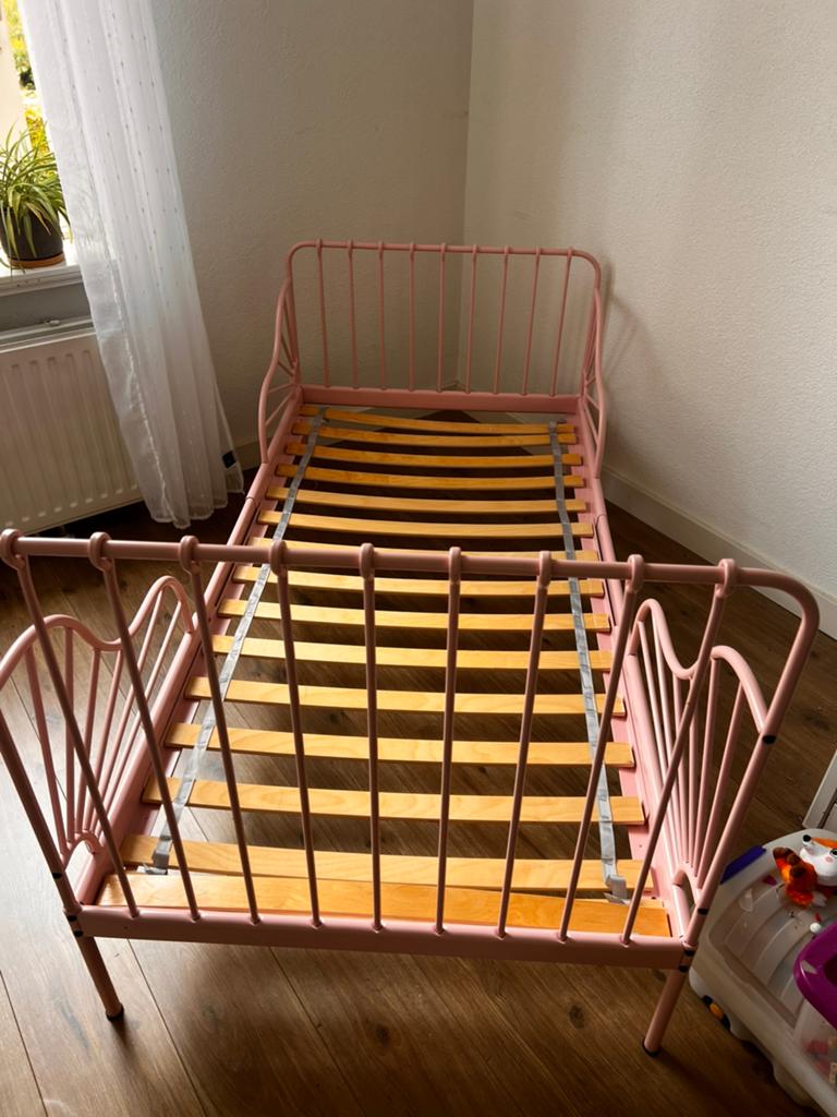 IKEA MINNEN uitschuifbaar bed roze met matras, Huis en Inrichting, Slaapkamer | Bedden, Ophalen, 80 cm, 200 cm, Metaal