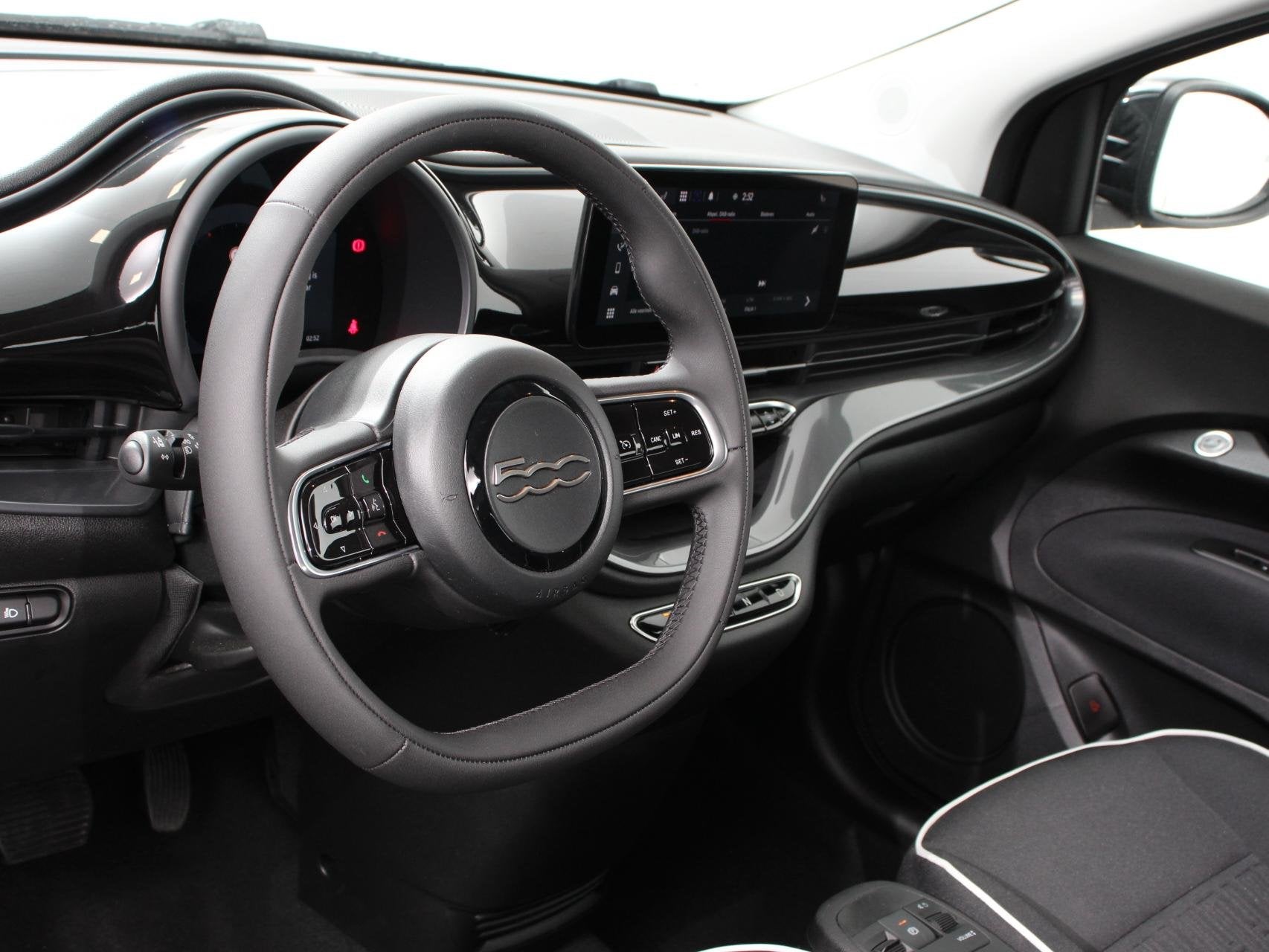 Fiat 500e Berline 42 kWh Automaat Climate control Cruise con, Gebruikt, 118 pk, 4 stoelen, Zwart