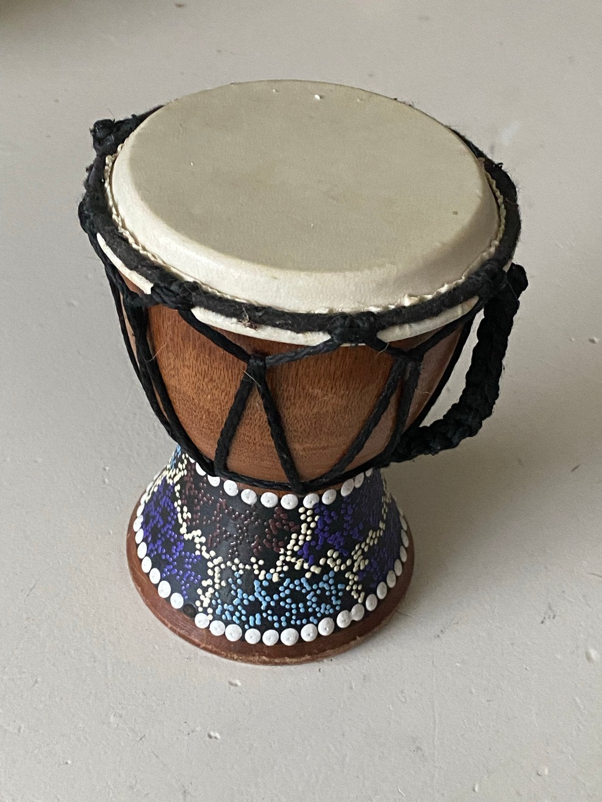 Kleine houten djembe - decoratief of voor kinderen, Ophalen of Verzenden, Gebruikt, Overige merken