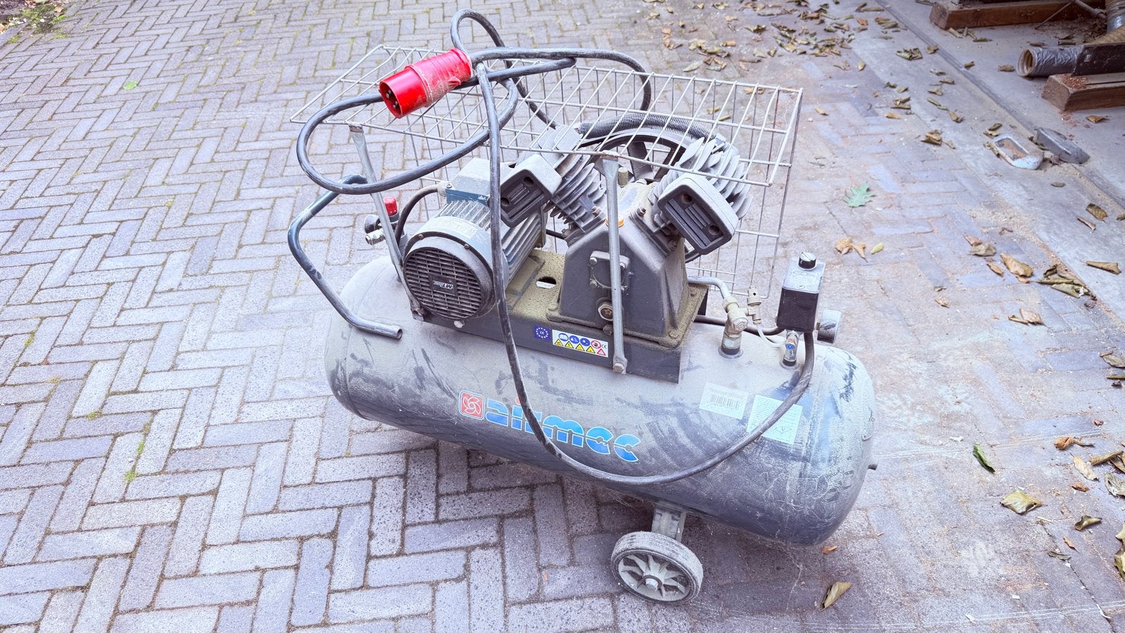 Robuuste AirMec Compressor Lucht - 100L, 8 bar, 850 L/min, Doe-het-zelf en Verbouw, Compressors, Ophalen, Mobiel, Gebruikt, 800 liter/min of meer