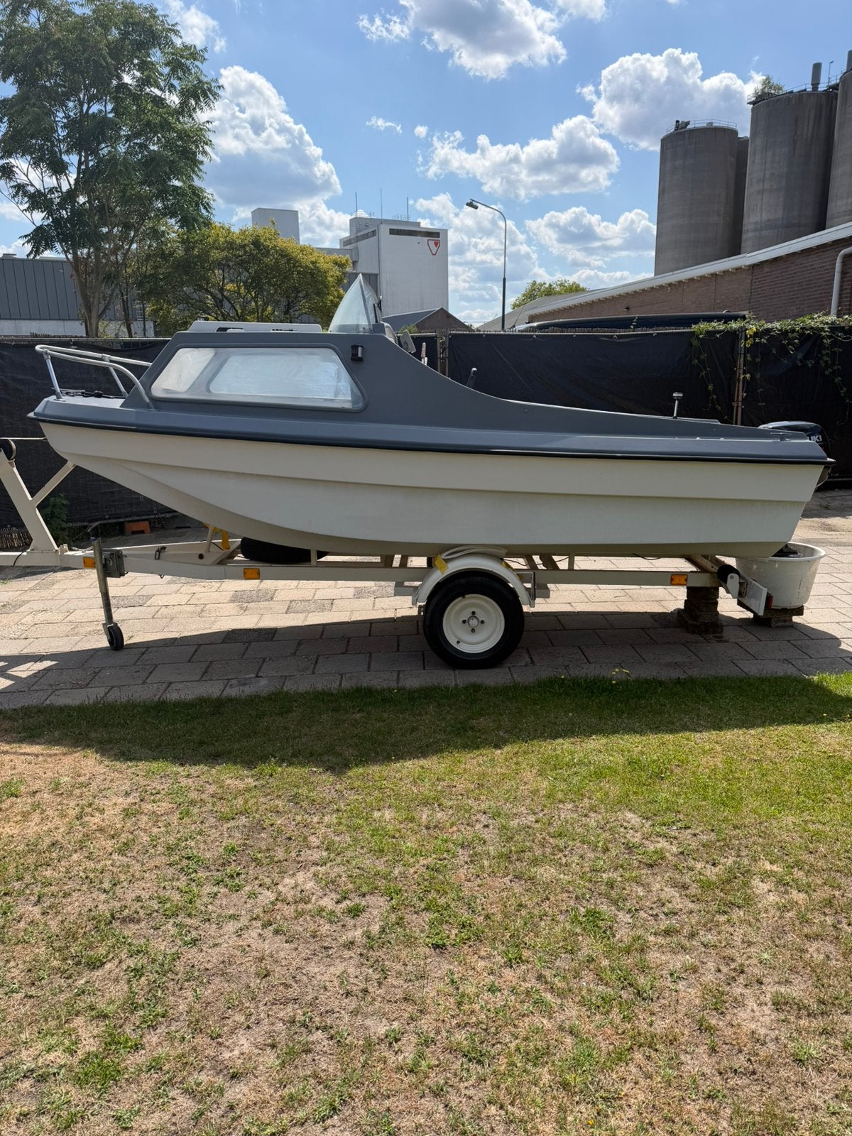 Vis/kajuitboot pilot  met 9.9pk suzuki motor en met trailer, Ophalen, Zo goed als nieuw, Minder dan 70 pk, Elektrische start
