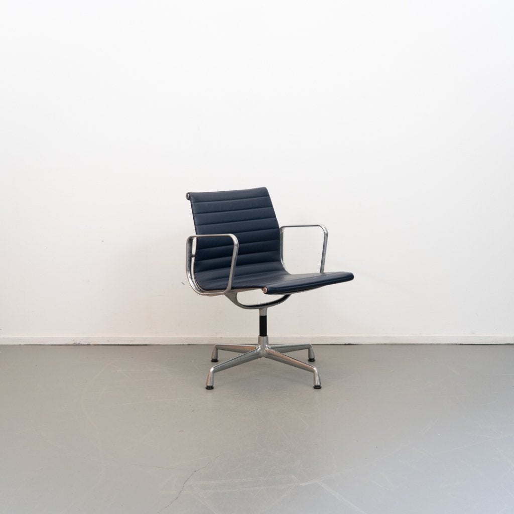 6 Vitra Eames Ea 108 stoel Blauw Leer