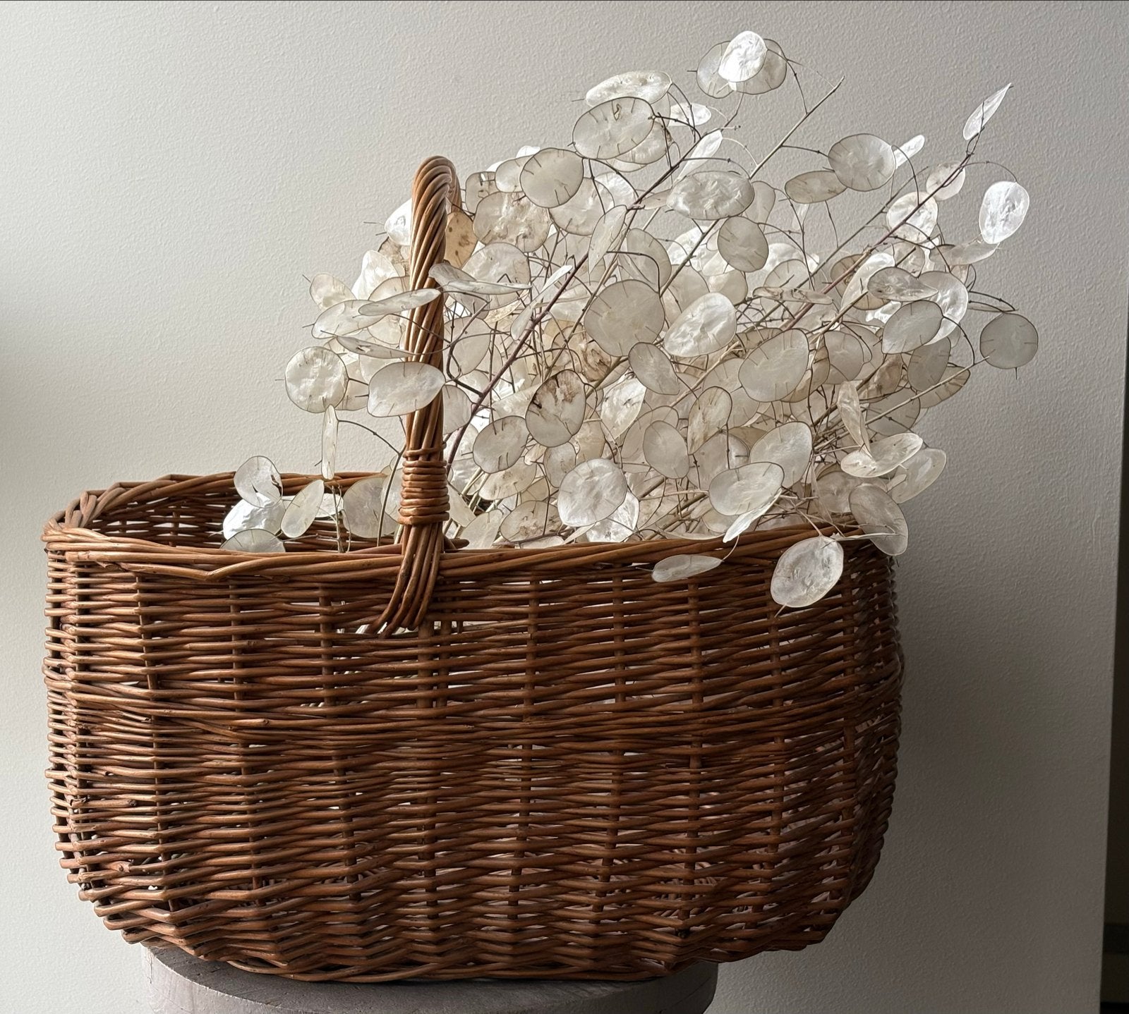 Decoratieve rieten mand met hengsel, Ophalen, Gebruikt, Gevlochten, Mand