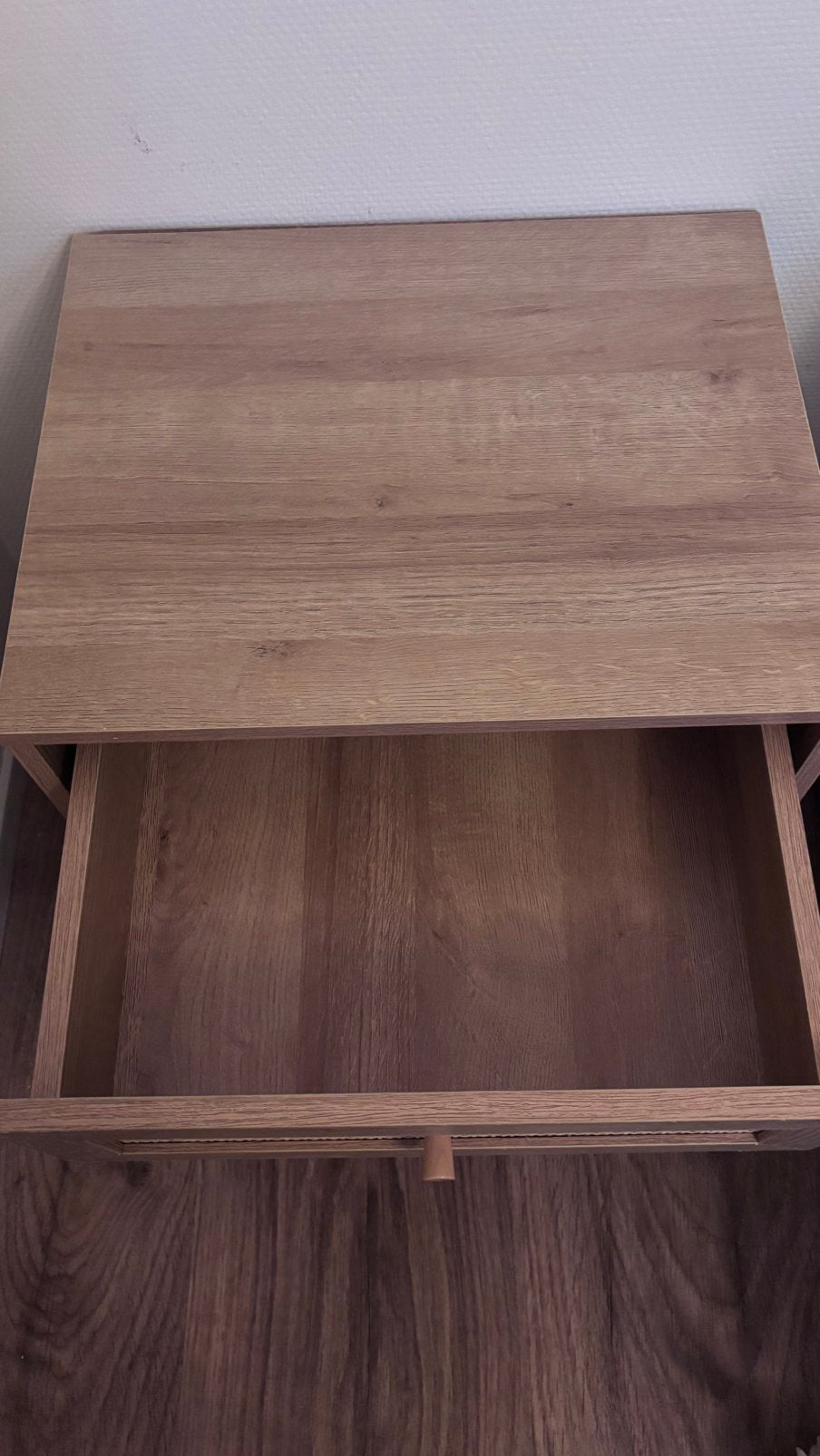 Eikenhouten nachtkastje met rotan accent, Ophalen, Zo goed als nieuw, Minder dan 45 cm, Minder dan 55 cm