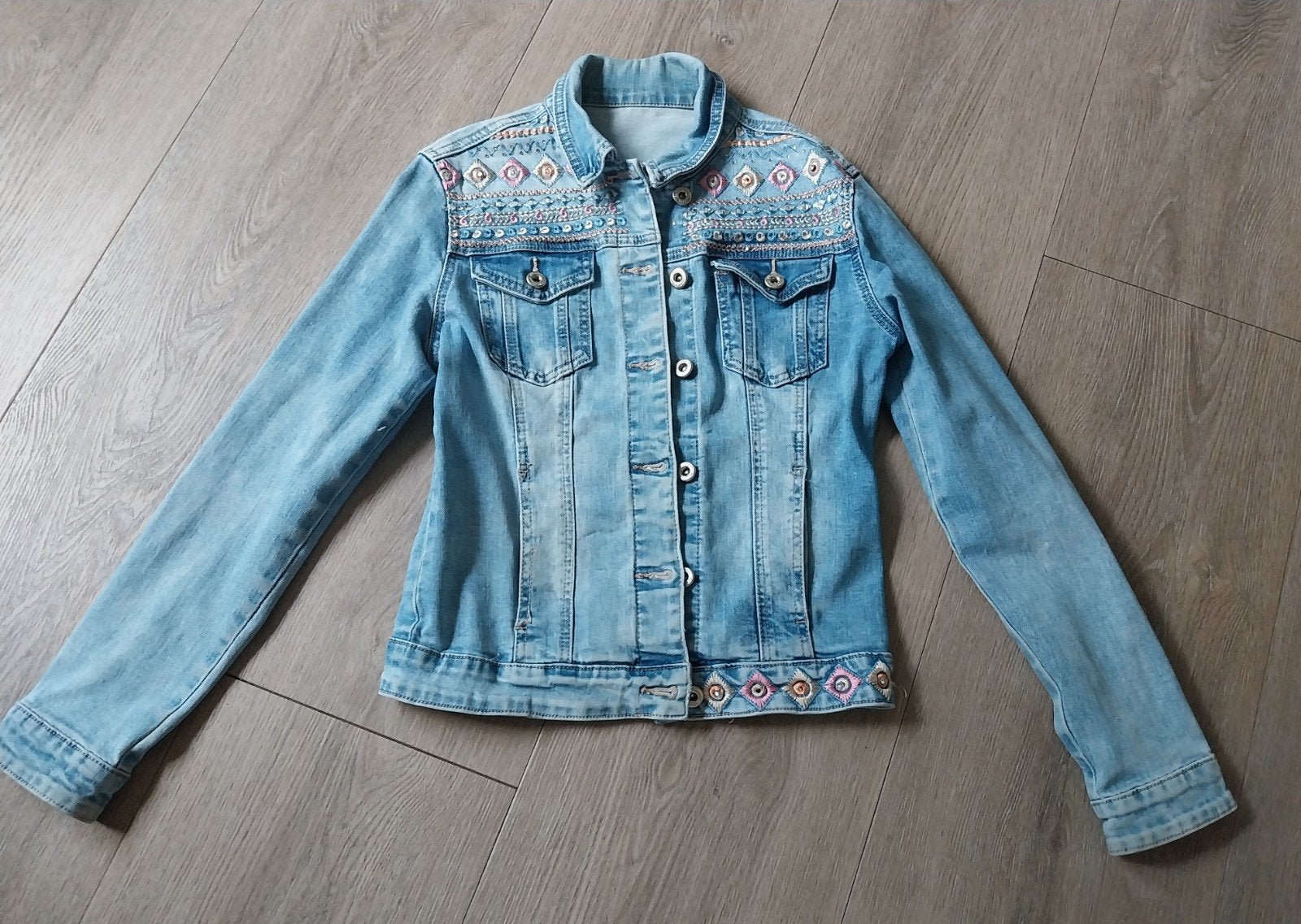 Spijkerjasje met borduursel - Maat S, Ophalen of Verzenden, Zo goed als nieuw, Maat 36 (S), Blauw