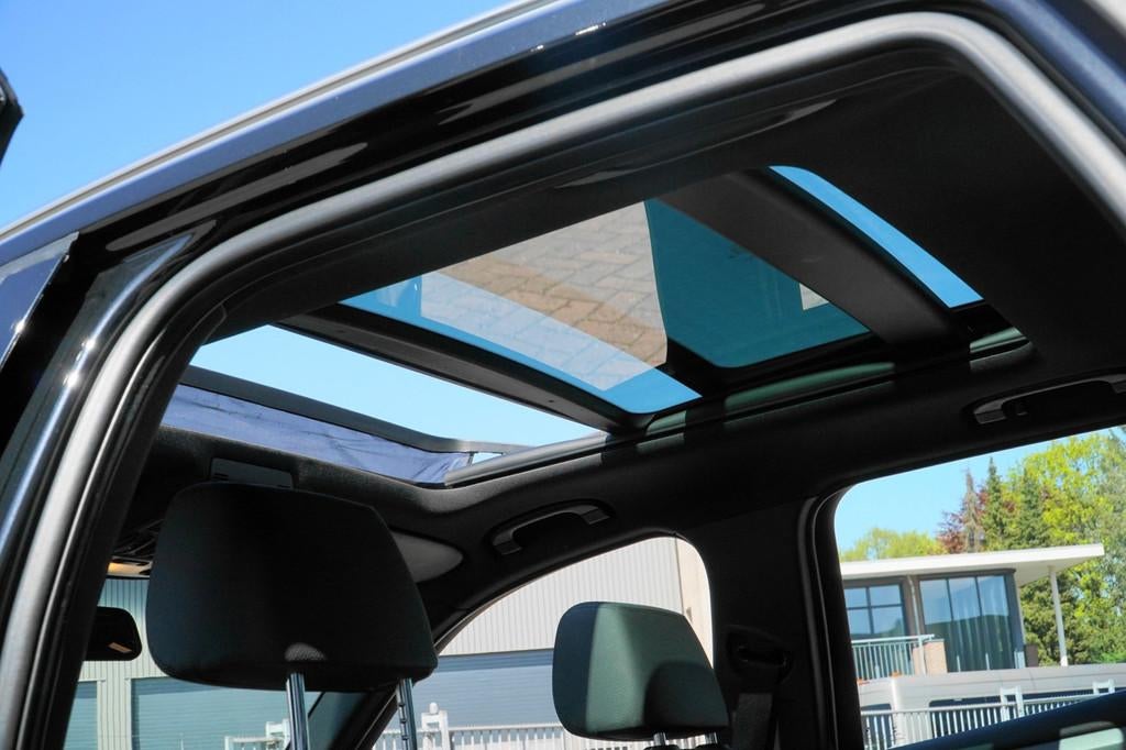 BMW X1 SDrive20i 1STE EIGENAAR M-SPORT PANO, 4 cilinders, Zwart, 184 pk, SUV of Terreinwagen