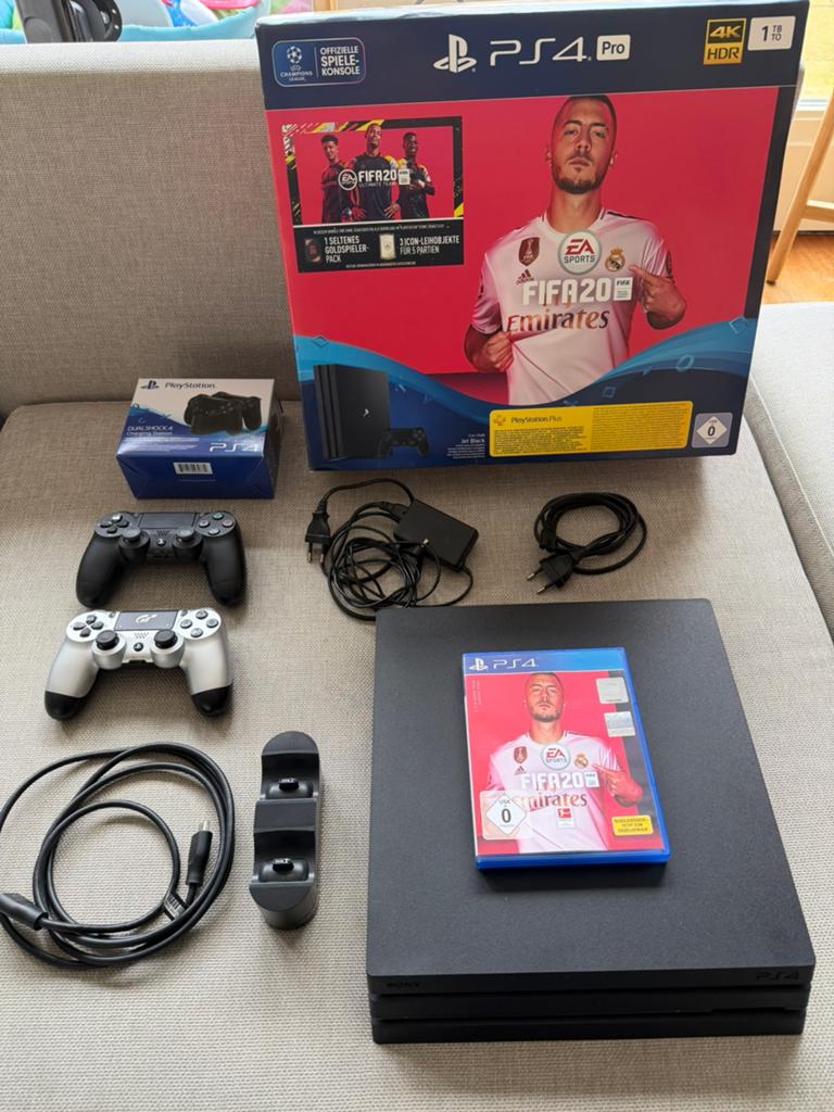 PlayStation 4 Pro 1TB + 2 Controller + Charging Station, Spelcomputers en Games, Spelcomputers | Sony PlayStation 4, Zo goed als nieuw
