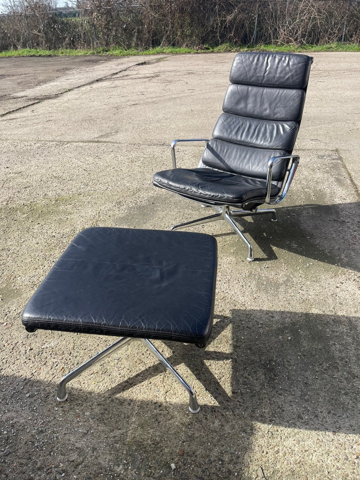Eames ea222 softpad lounge chair, Ophalen, Gebruikt, 50 tot 75 cm, Leer