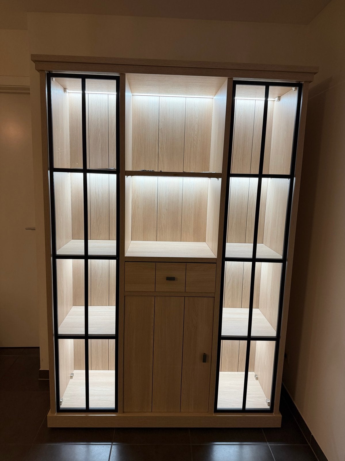 Vitrinekast met verlichting en opbergruimte, Huis en Inrichting, Kasten | Vitrinekasten, Ophalen, 100 tot 150 cm, 200 cm of meer