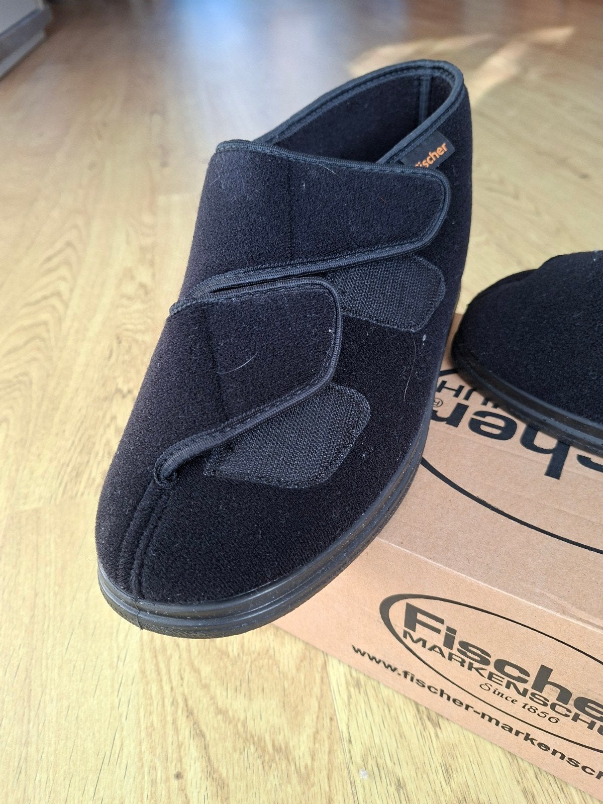 Pantoffels ( nooit gedragen) Zwart met  klittenband, Zwart, Nieuw, Ophalen of Verzenden, Pantoffels of Sloffen