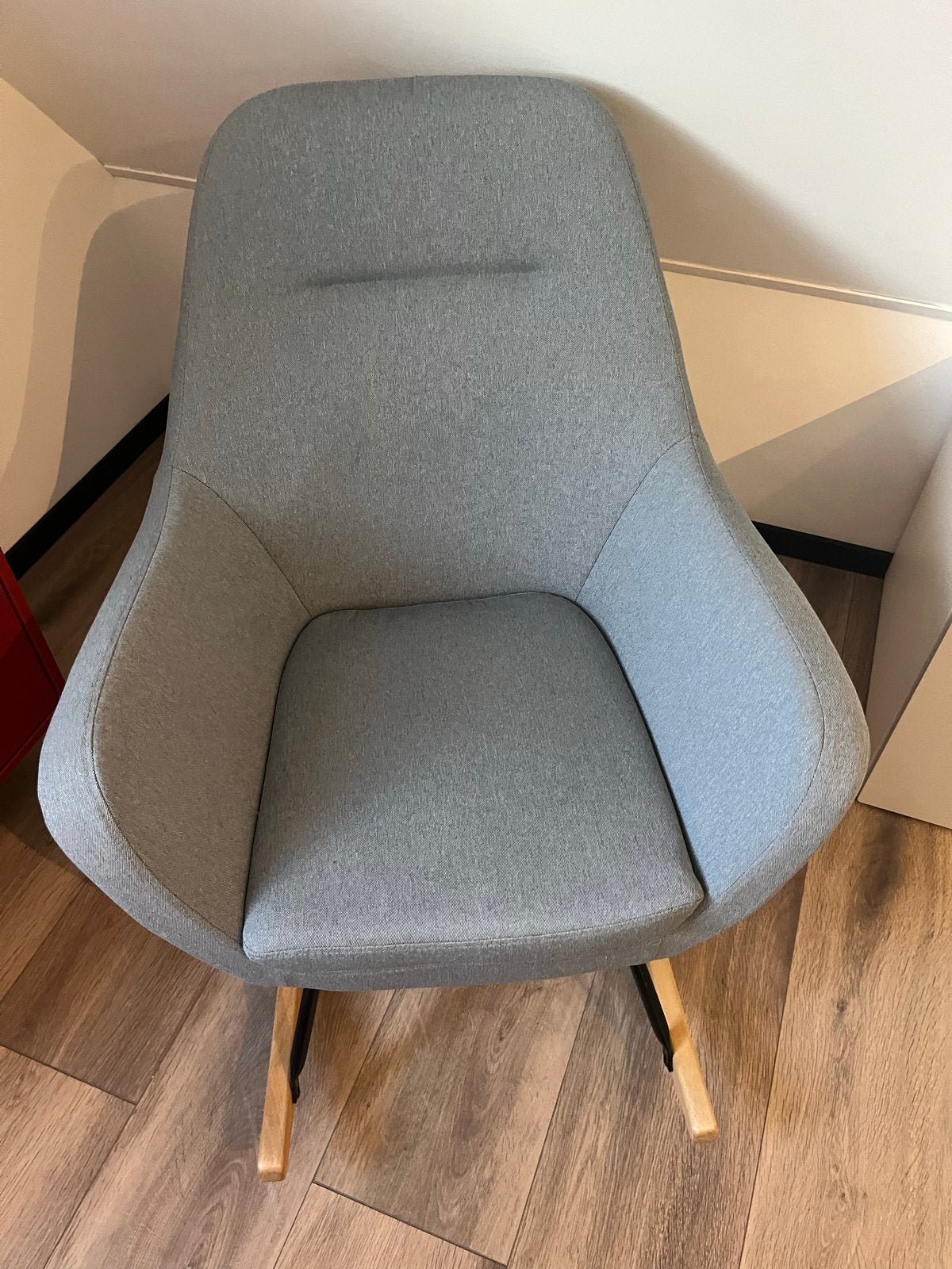 Comfortabele Schommelstoel Jysk - Grijs Stof, Ophalen, Zo goed als nieuw, Stof, 75 tot 100 cm