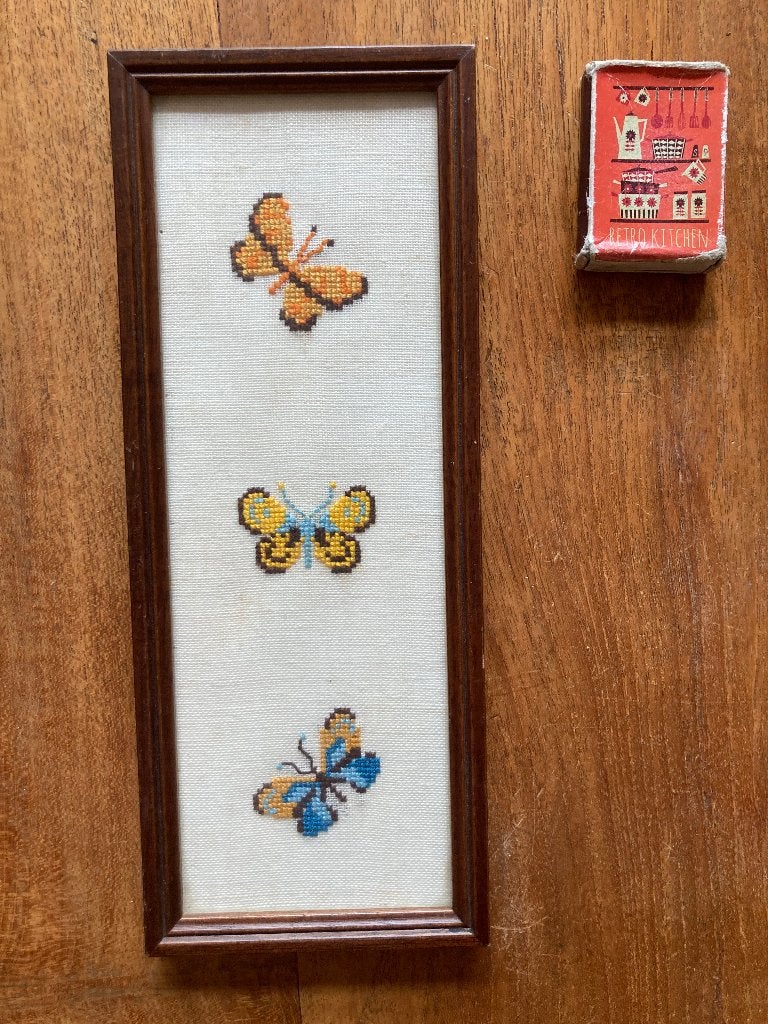 3 geborduurde vlindertjes vlinders in smal rank hoog lijstje, Minder dan 50 cm, Oorspronkelijke maker, Ophalen of Verzenden, Zo goed als nieuw