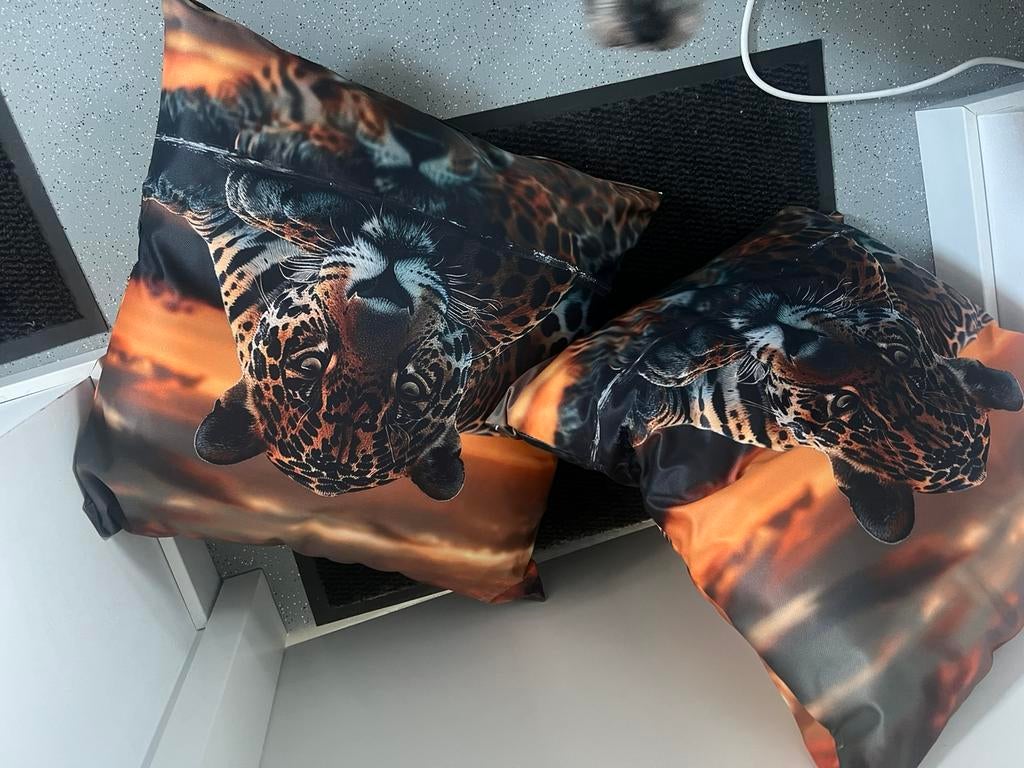 2 x kussen panter nieuw €10,- afhaal, Huis en Inrichting, Woonaccessoires | Kussens, Ophalen, Nieuw, Vierkant