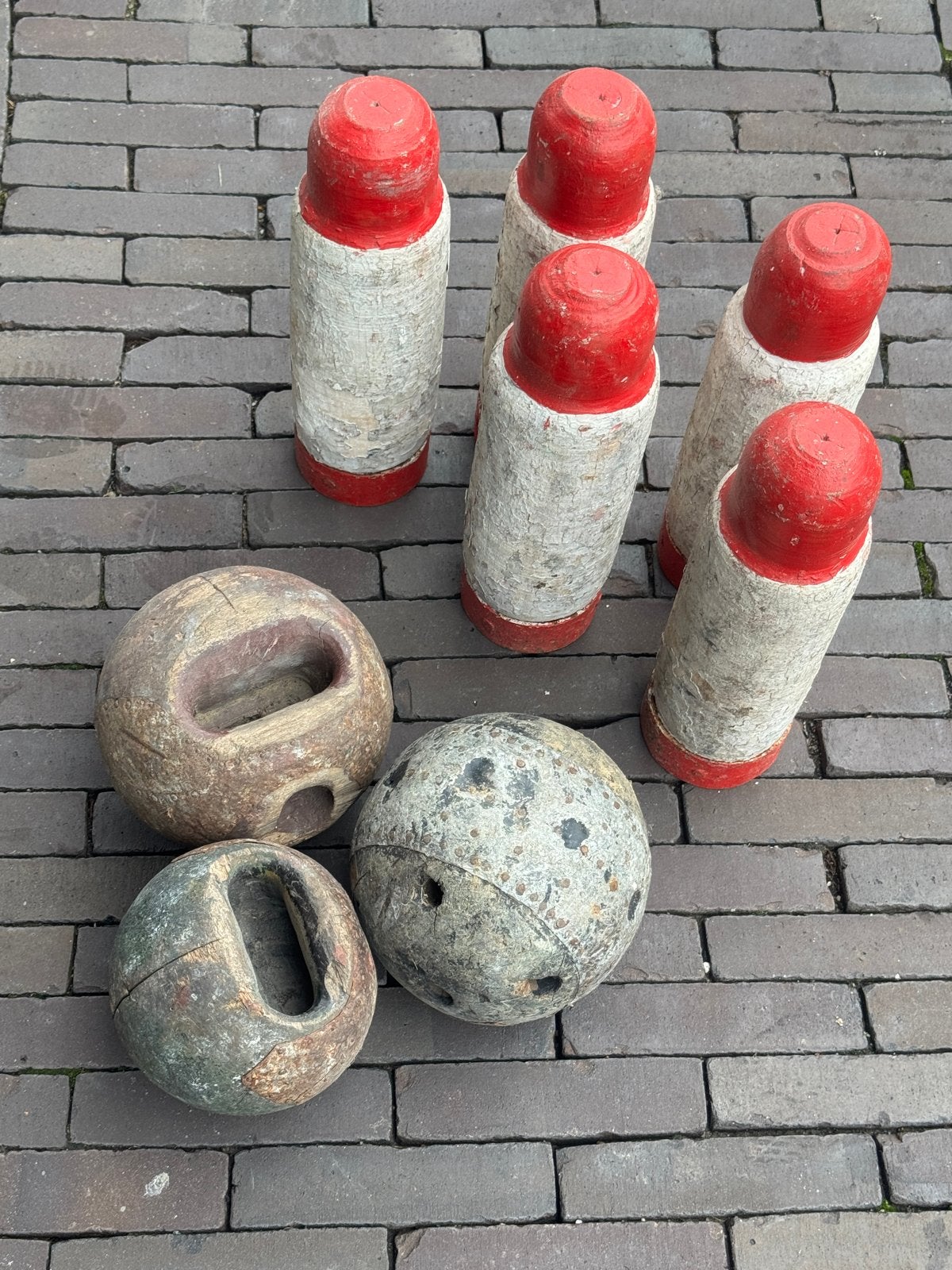 Vintage houten kegels en ballen met ijzeren details, Antiek en Kunst, Ophalen