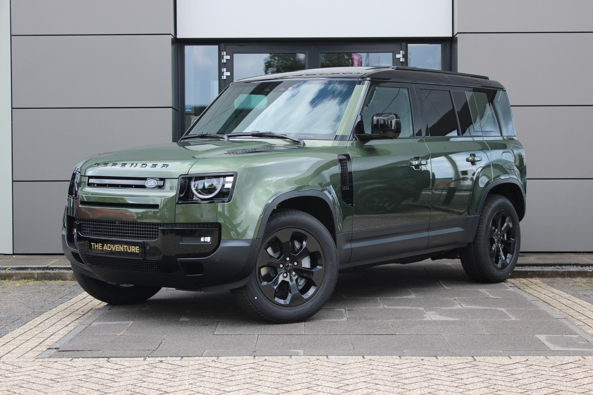 Land Rover Defender 110 P300e Forest Edition | Pano | Cold C, Auto's, Automaat, Euro 6, 4 cilinders, Met garantie (alle)