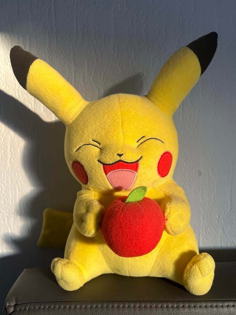 Leuke Pikachu knuffel met appel, Geel, Overige typen, Ophalen of Verzenden, Zo goed als nieuw