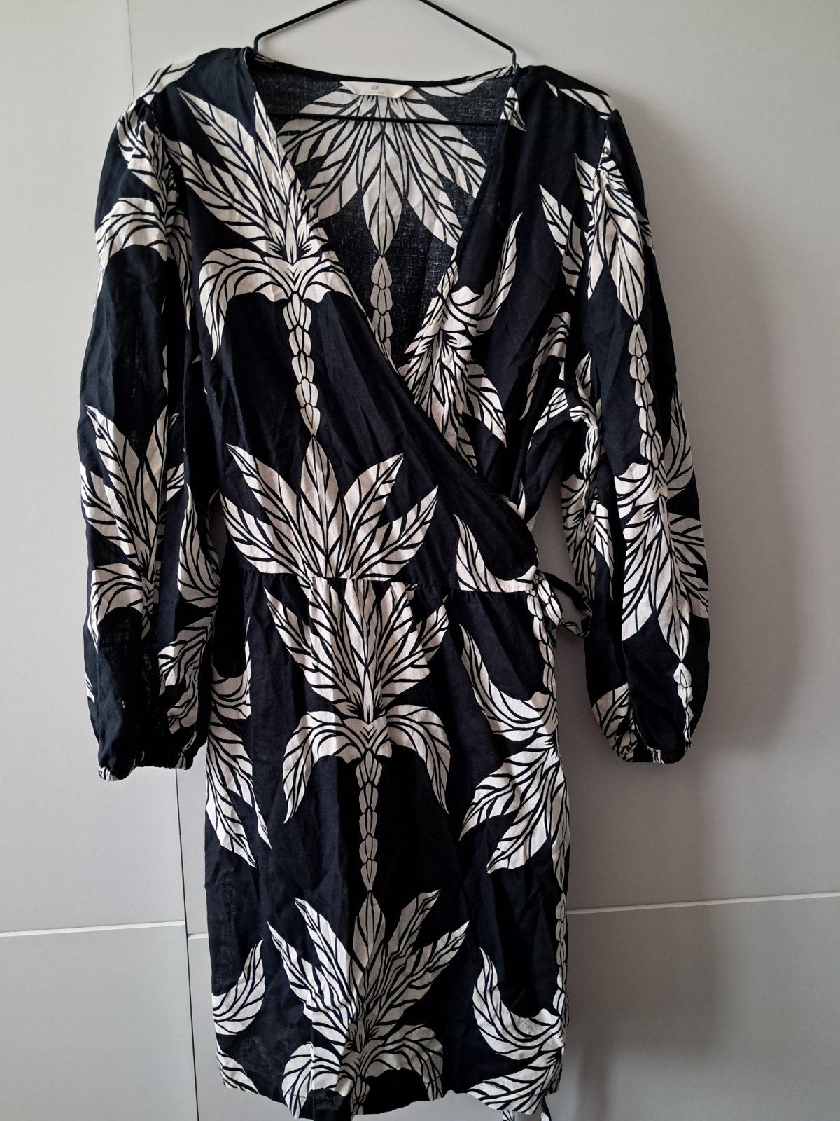 H&M Linnen Wikkeljurk Maat L Nieuwstaat, Kleding | Dames, Jurken, H&M, Zwart, Maat 42/44 (L), Ophalen of Verzenden