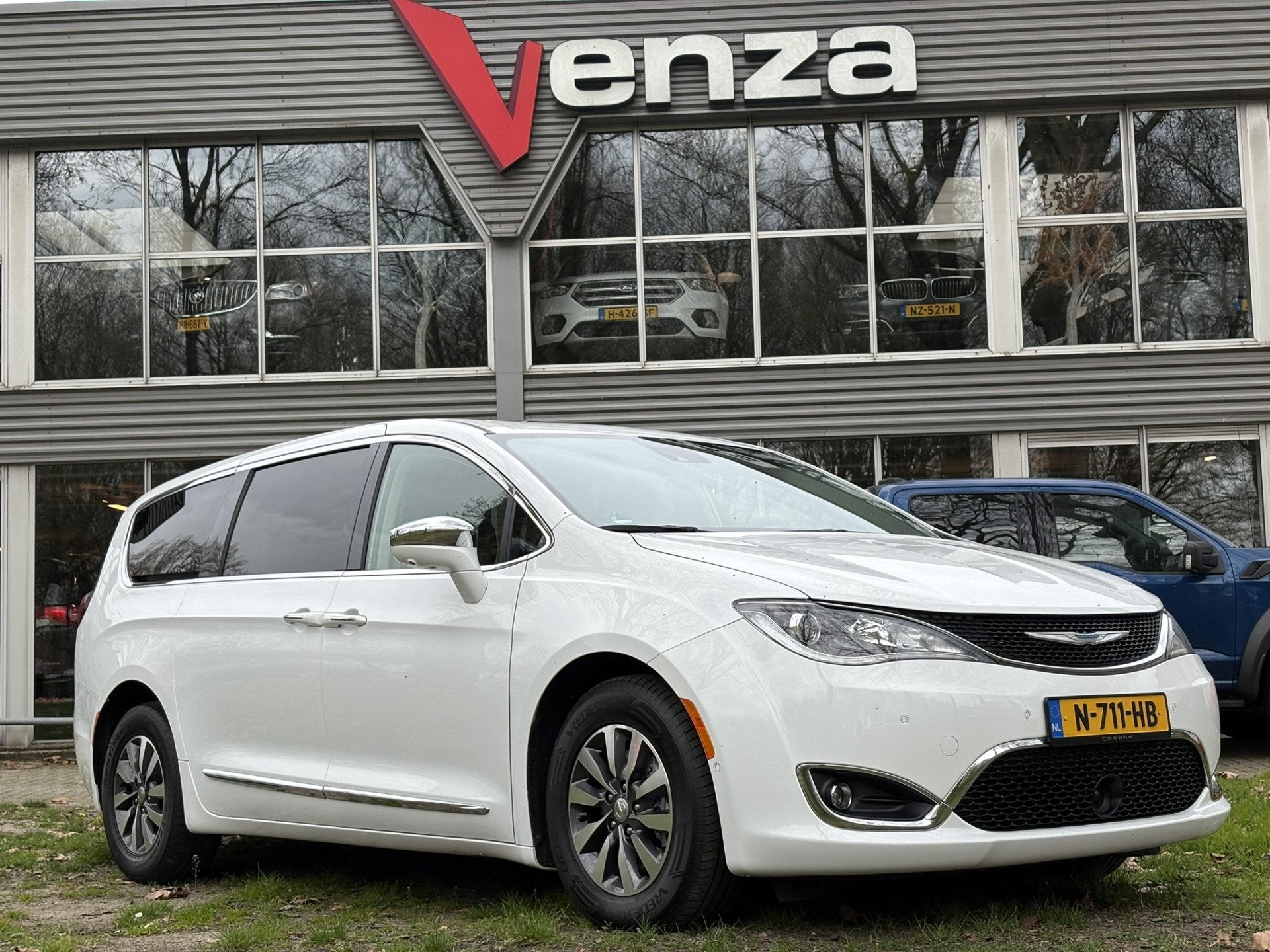 Chrysler Pacifica 3.6 V6 Hybrid Limited (bj 2021, automaat), Auto's, 450 kg, Gebruikt, Met garantie (alle), Wit
