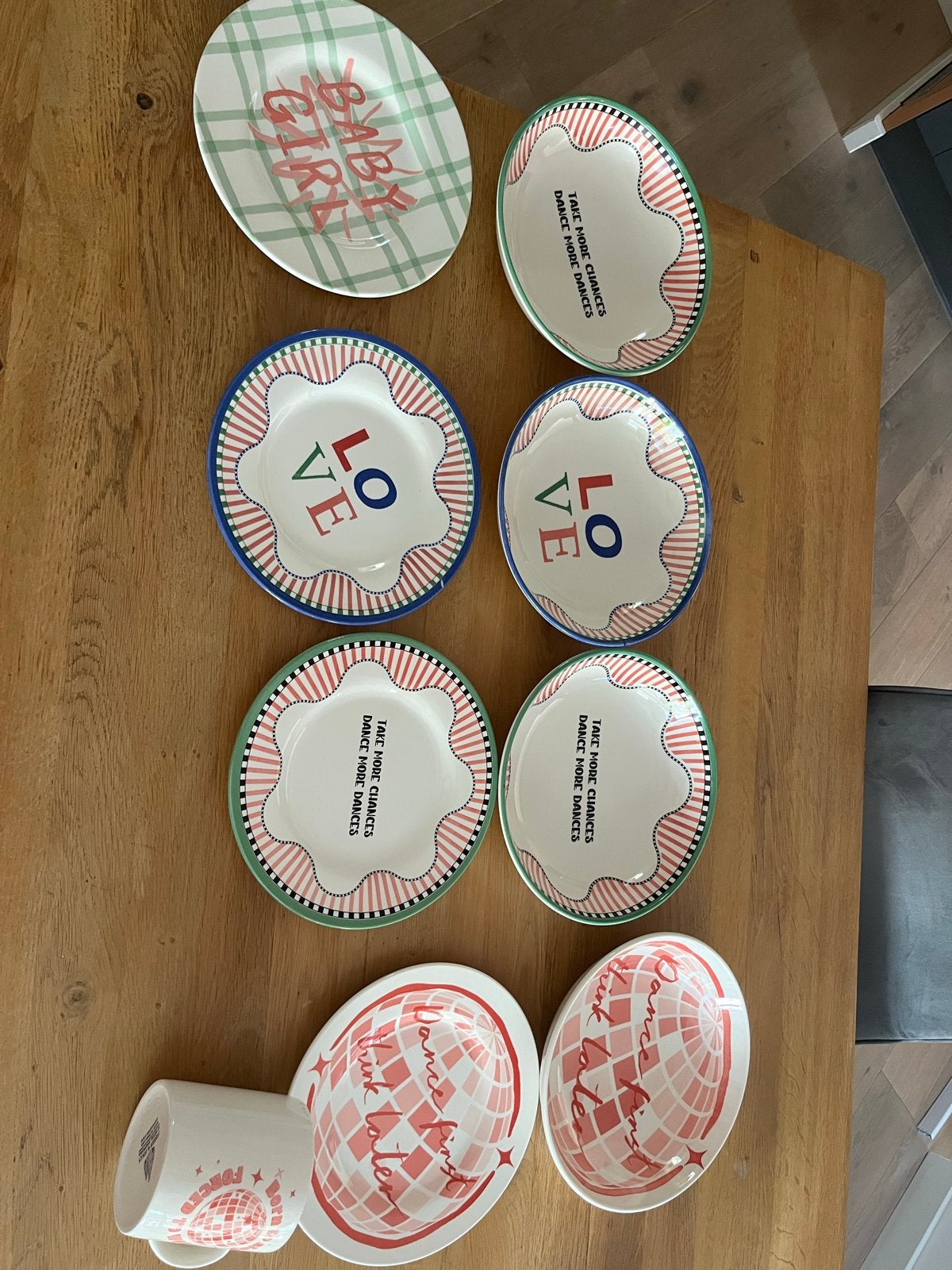 Nieuw servies: borden, kommen en mok met leuke teksten, Ophalen, Keramiek, Nieuw, Bord(en)