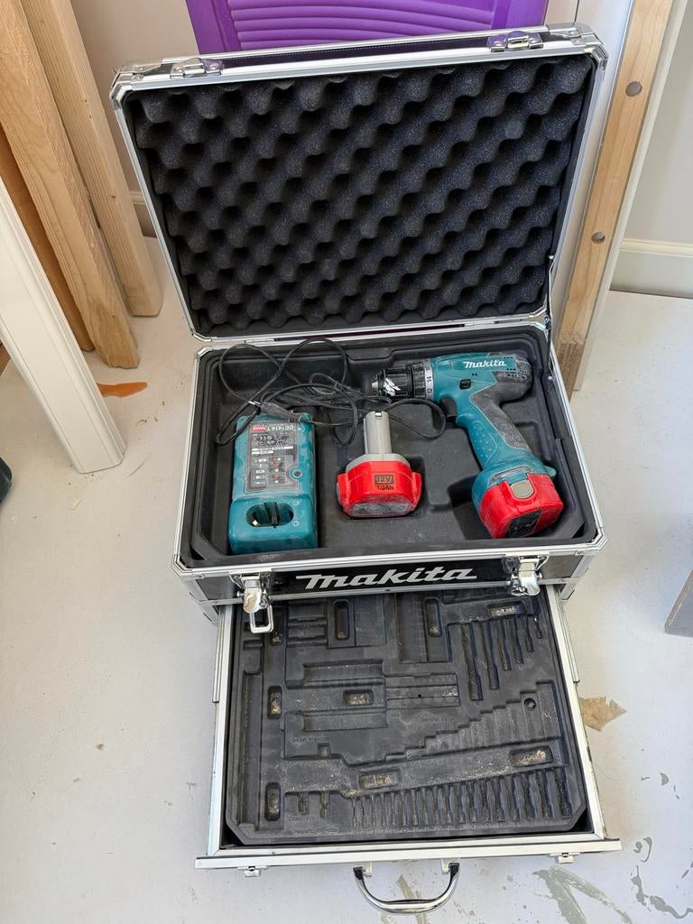Makita 6271D Accuschroefmachine met koffer en lader, Ophalen, Gebruikt, Variabele snelheid, Boor- en Schroefmachine