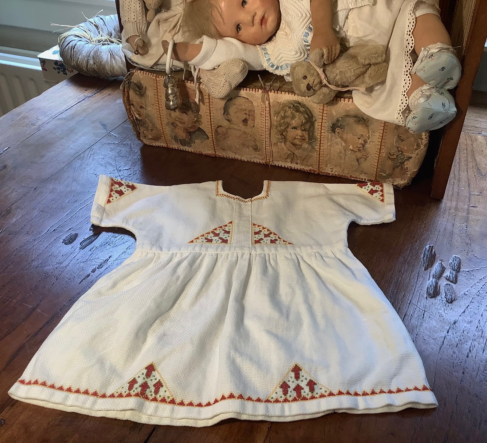 Schattig ,oud , antiek jurkje voor een antieke pop , babypop, Antiek en Kunst, Ophalen of Verzenden