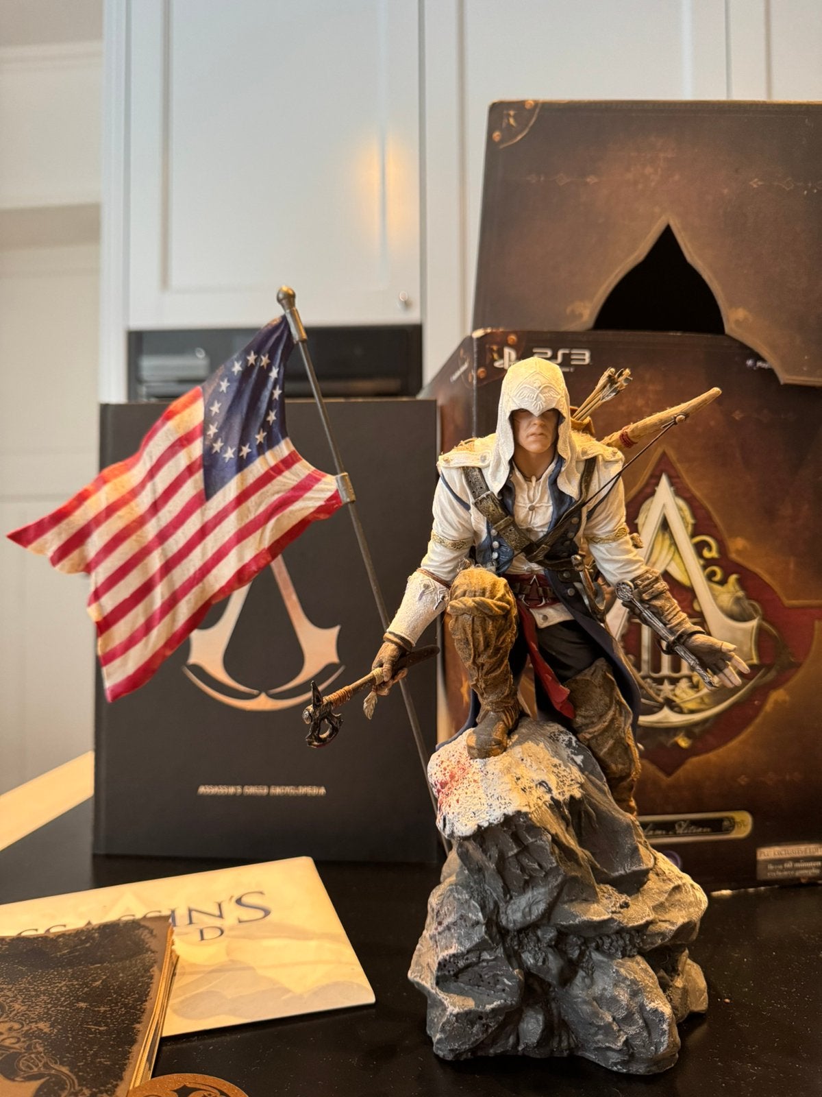 Assassin’s Creed III Connor beeldje + boek (collectors item), Ophalen of Verzenden, Zo goed als nieuw, Fantasy