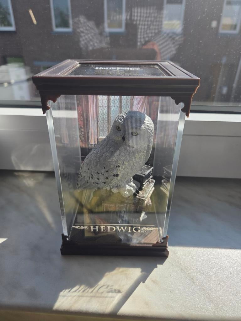 Harry Potter Hedwig beeldje in vitrine, Verzamelen, Ophalen of Verzenden, Zo goed als nieuw