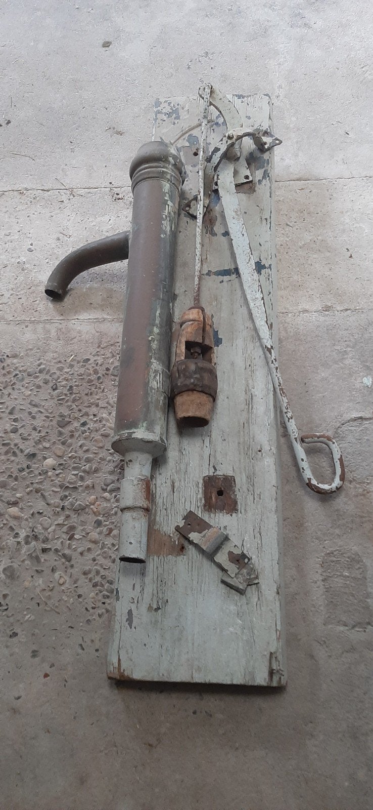 Koperen pomp met zware (eiken?) plank retro vintage, Ophalen, Gebruikt, Handmatig