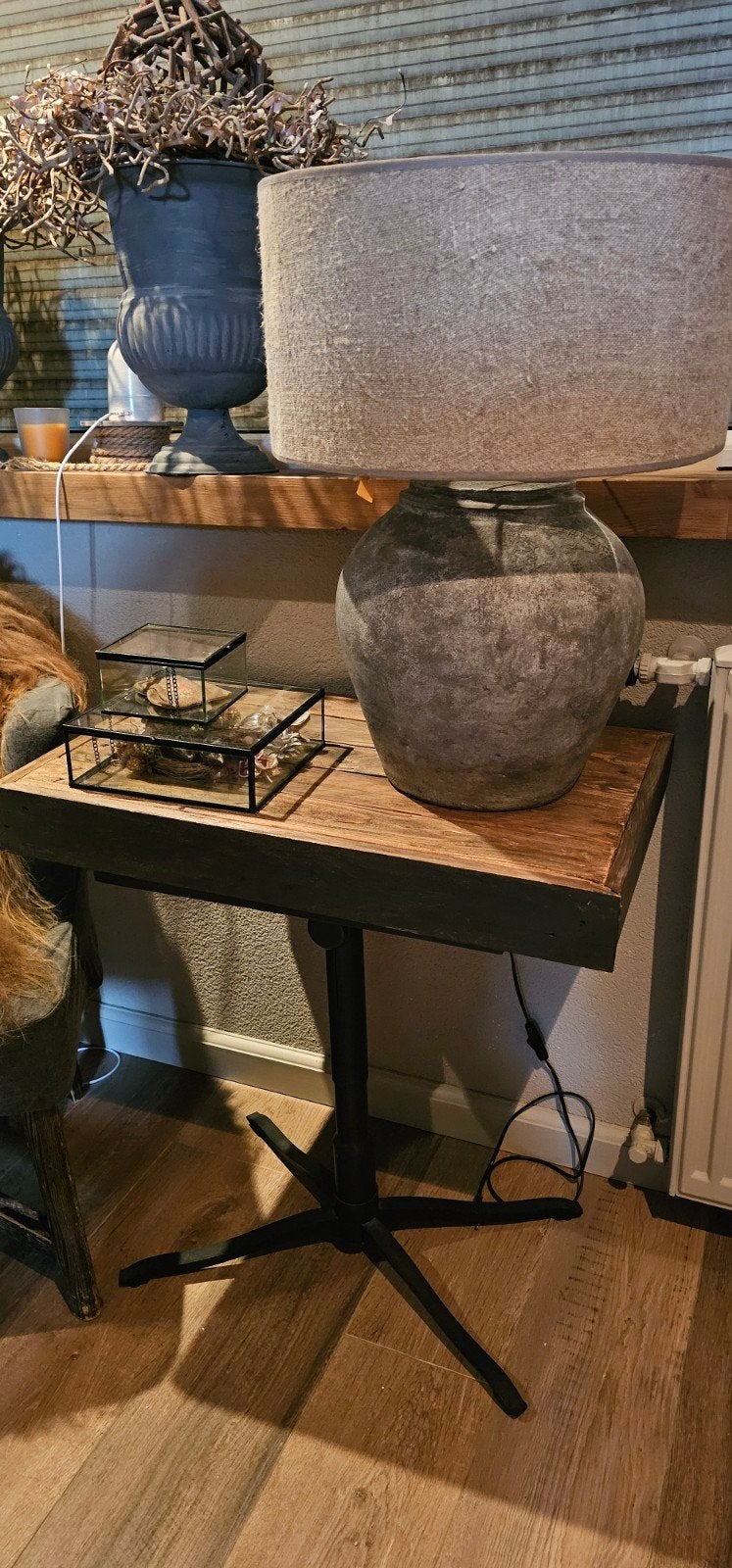 Robuuste bijzettafel van hout en metaal, Huis en Inrichting, Tafels | Bijzettafels, Gebruikt, Vierkant, Hout, 55 tot 75 cm