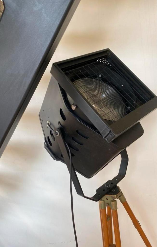 Vintage Theater Spotlamp op Statief - Industriële Stijl, Ophalen of Verzenden, Gebruikt, Hout, 100 tot 150 cm