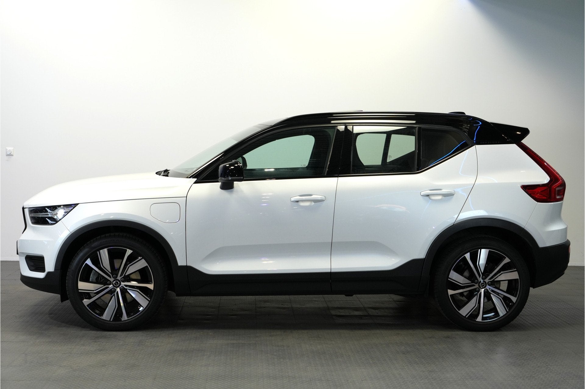 Volvo XC40 1.5 T4 155kW/211pk DCT7 Recharge R-Design PANORAM, Met garantie (alle), Wit, Hybride Elektrisch/Benzine, 3 cilinders