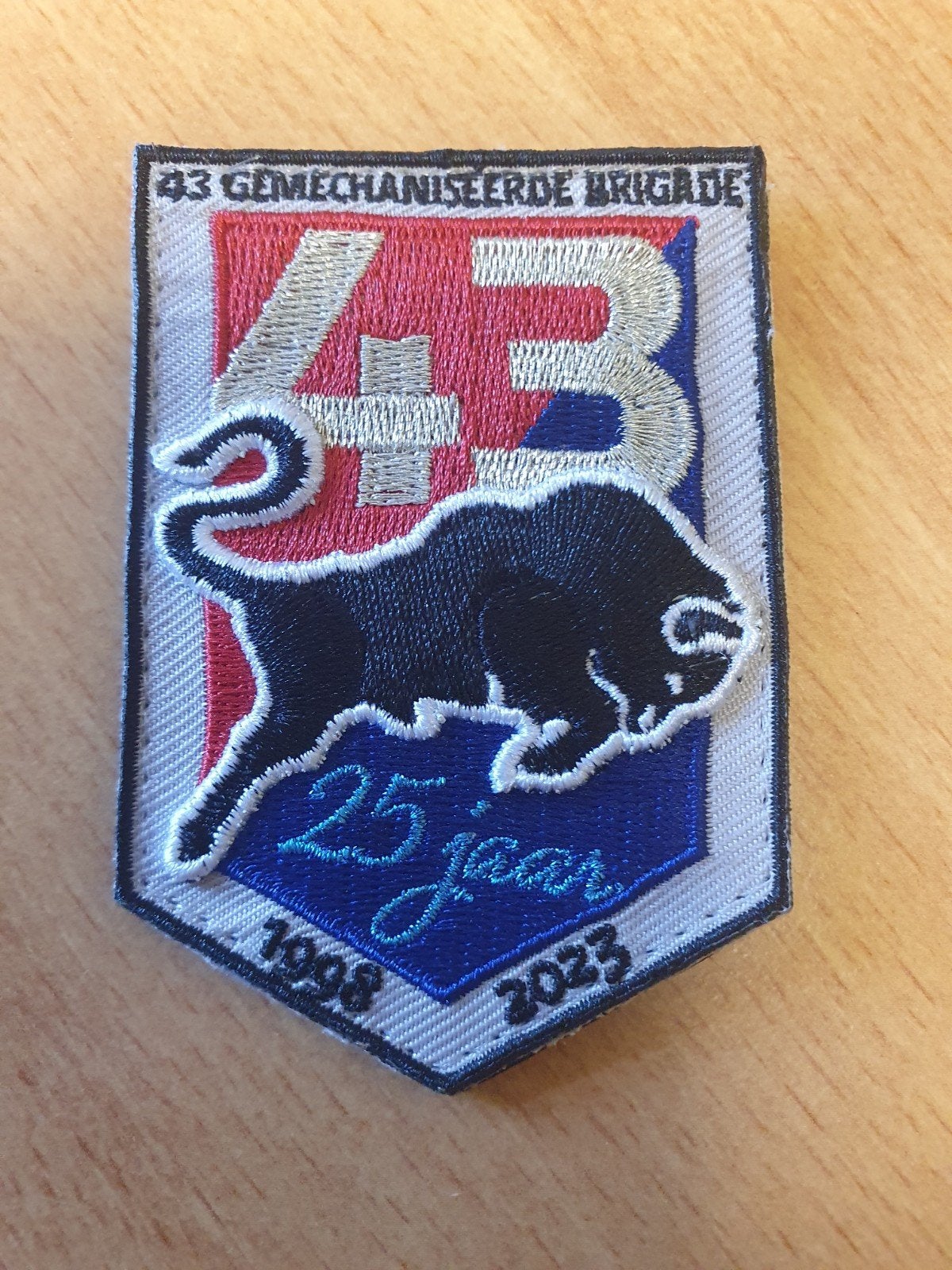 Mouwembleem 43e mechbrig., Verzamelen, Ophalen of Verzenden, Landmacht, Nederland, Embleem of Badge