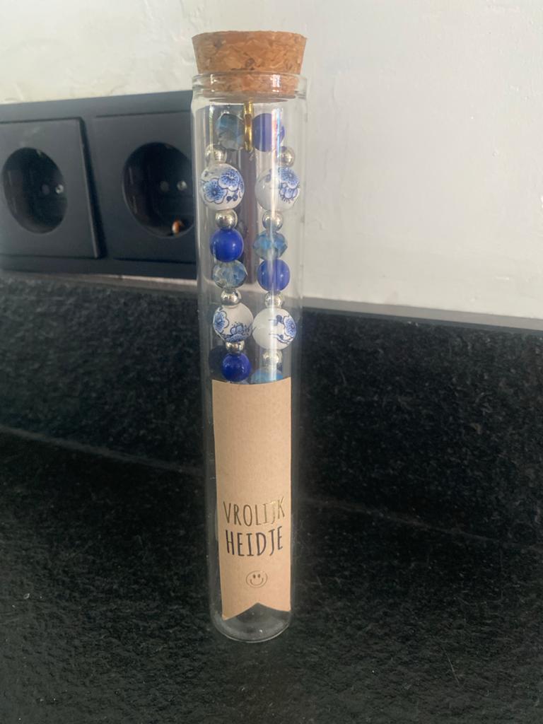 Armbandje in glazen buisje - Vrolijkheidje, Overige materialen, Blauw, Nieuw, Ophalen of Verzenden