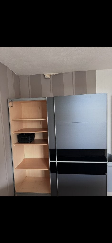 Grote kledingkast met schuifdeuren en spiegel, Met deur(en), Gebruikt, 200 cm of meer, 150 tot 200 cm